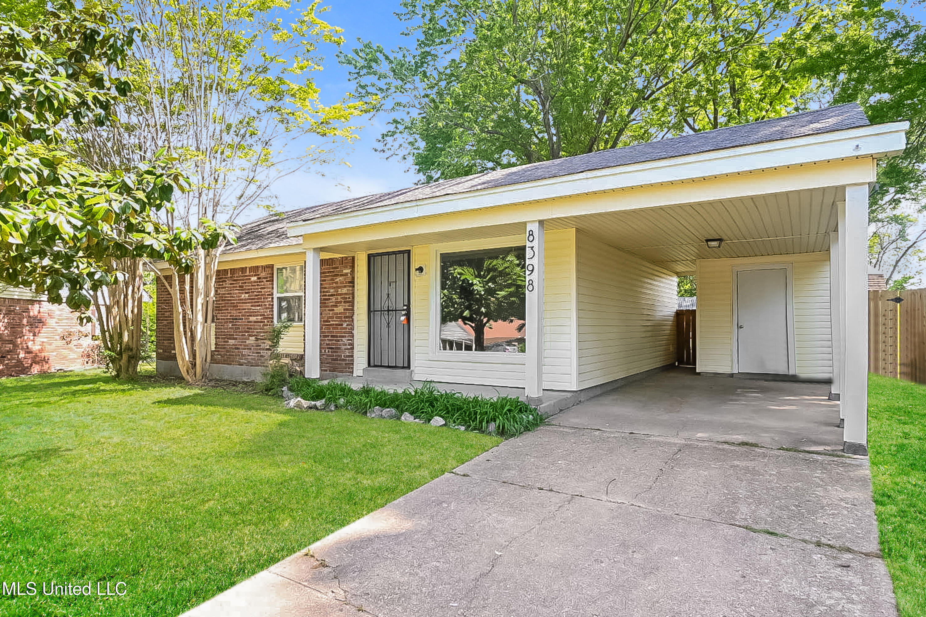 8398 Hickory Cove Property Photo 1