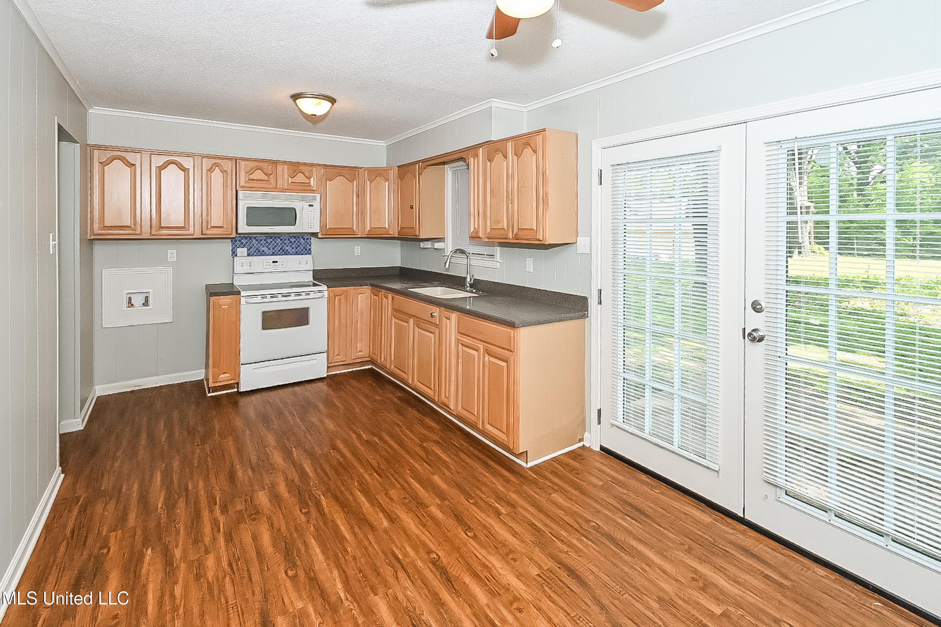 8398 Hickory Cove Property Photo 4