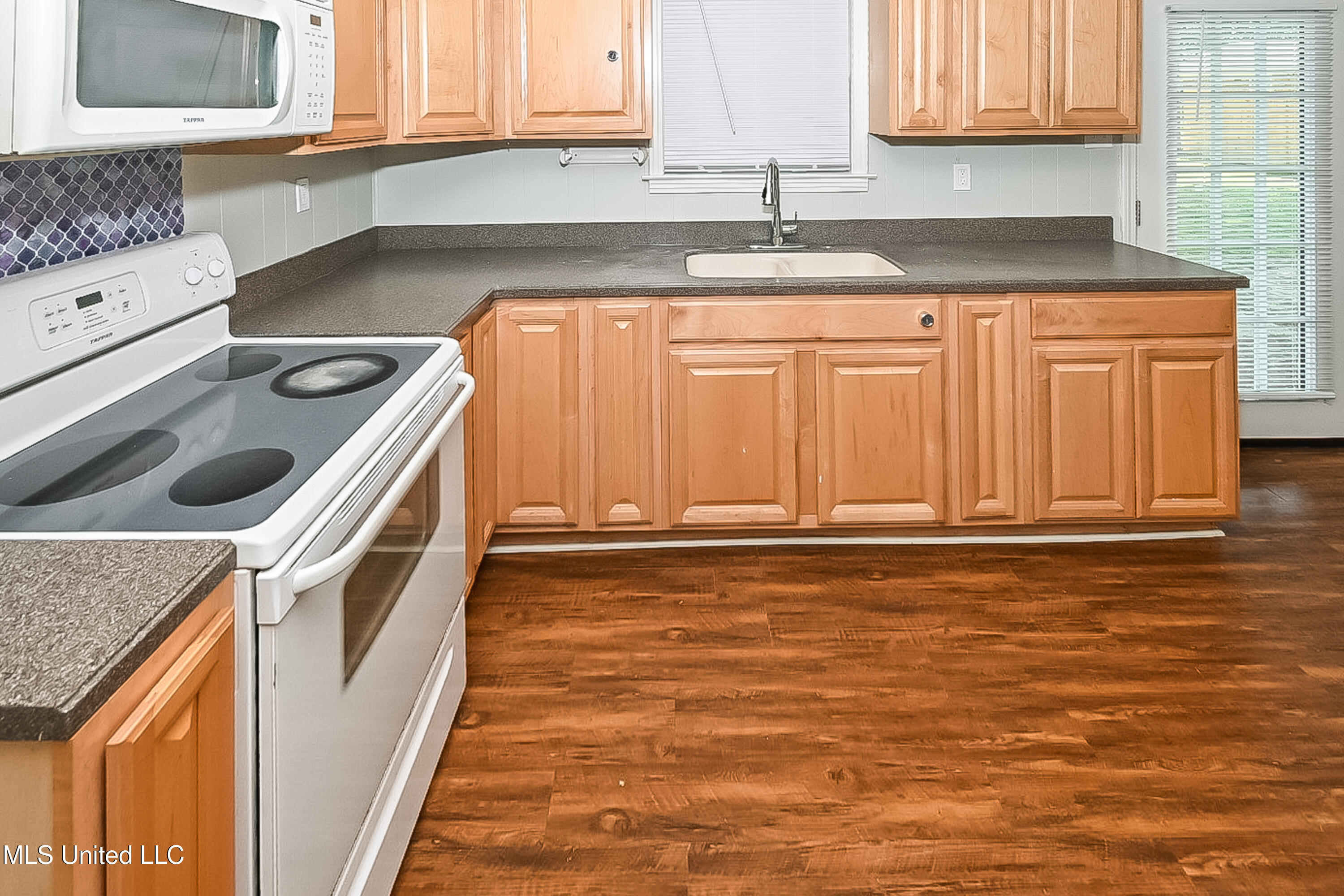 8398 Hickory Cove Property Photo 6