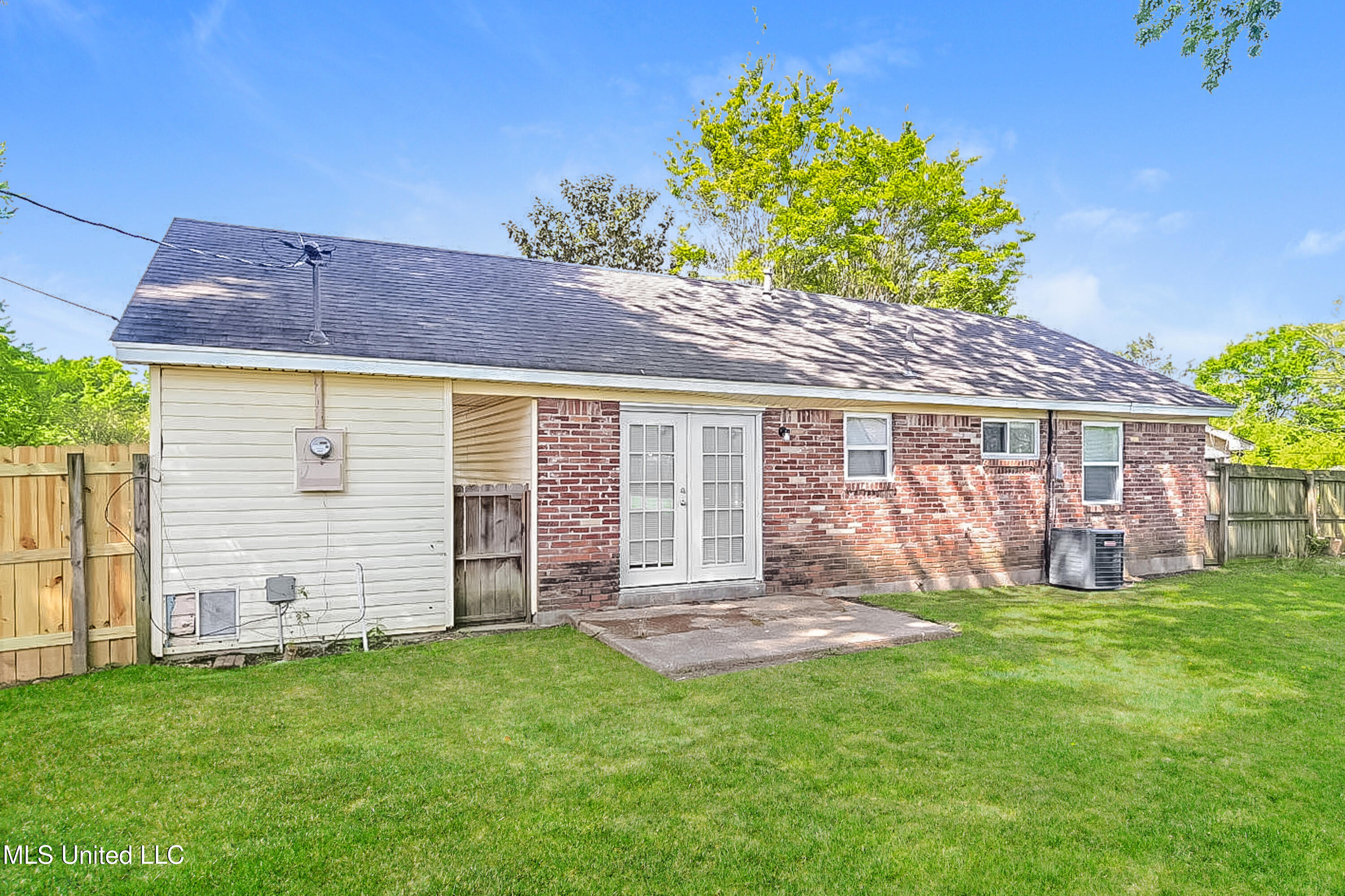 8398 Hickory Cove Property Photo 15