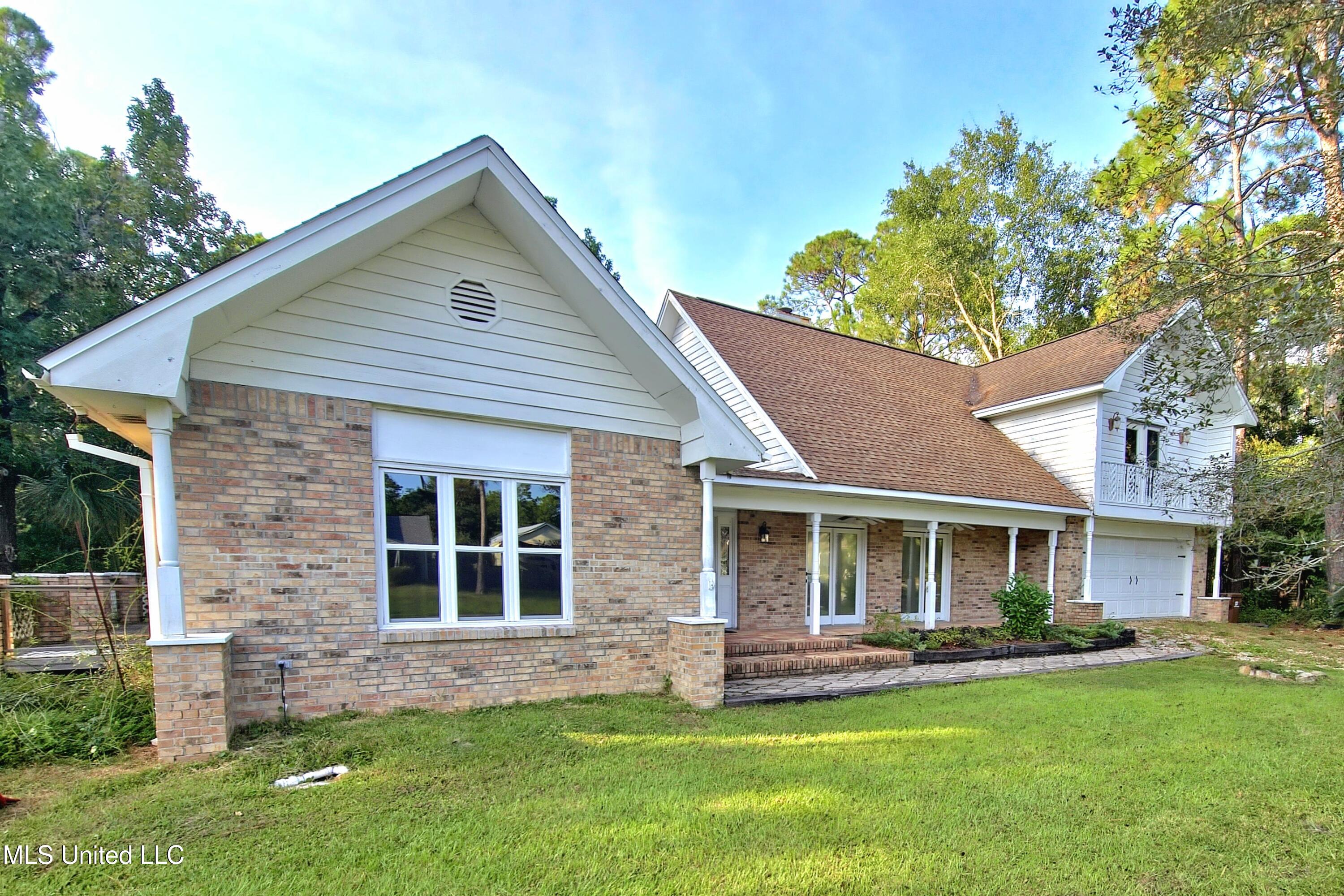 489 Royal Oak Property Photo 2