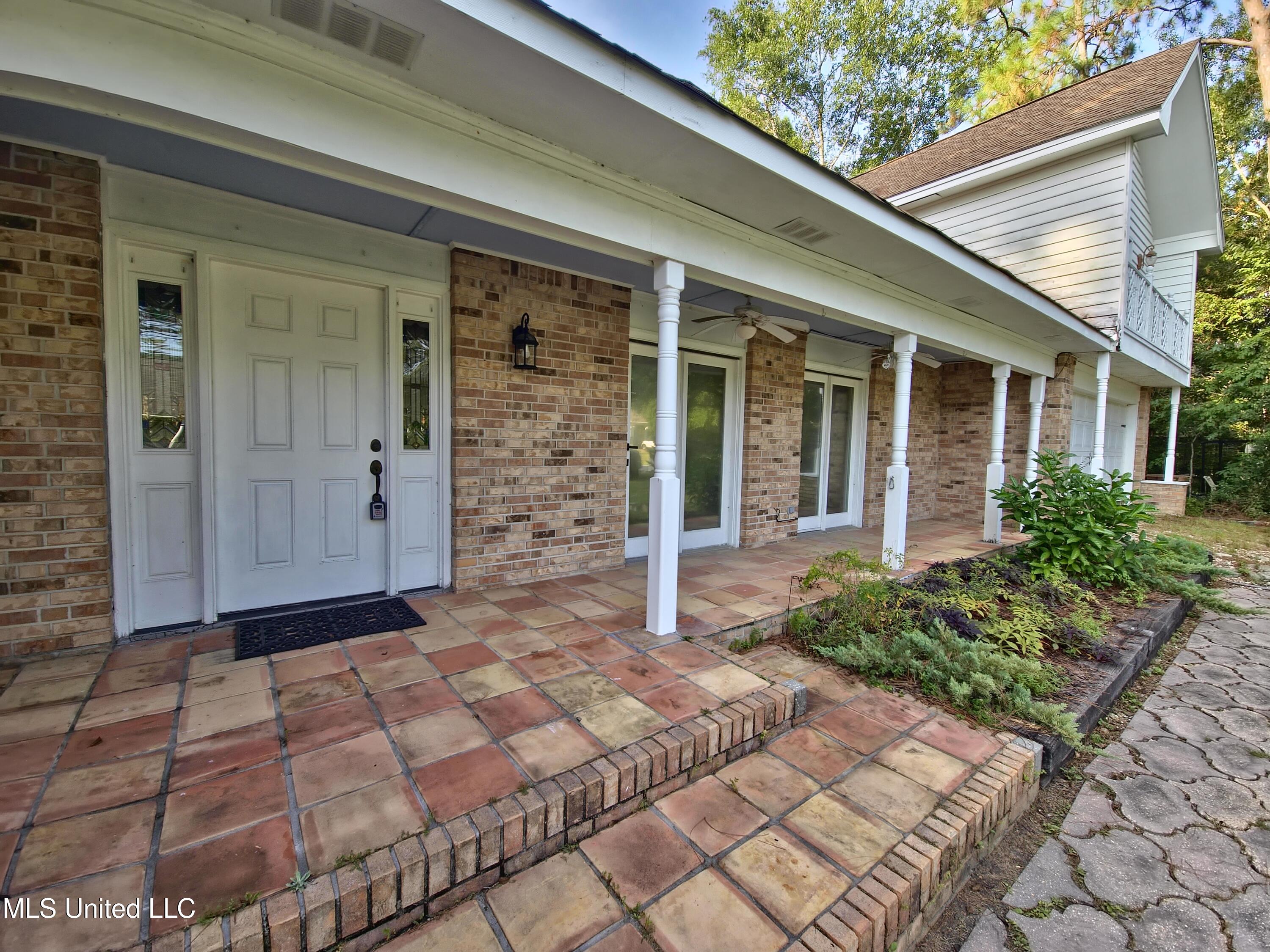 489 Royal Oak Property Photo 4