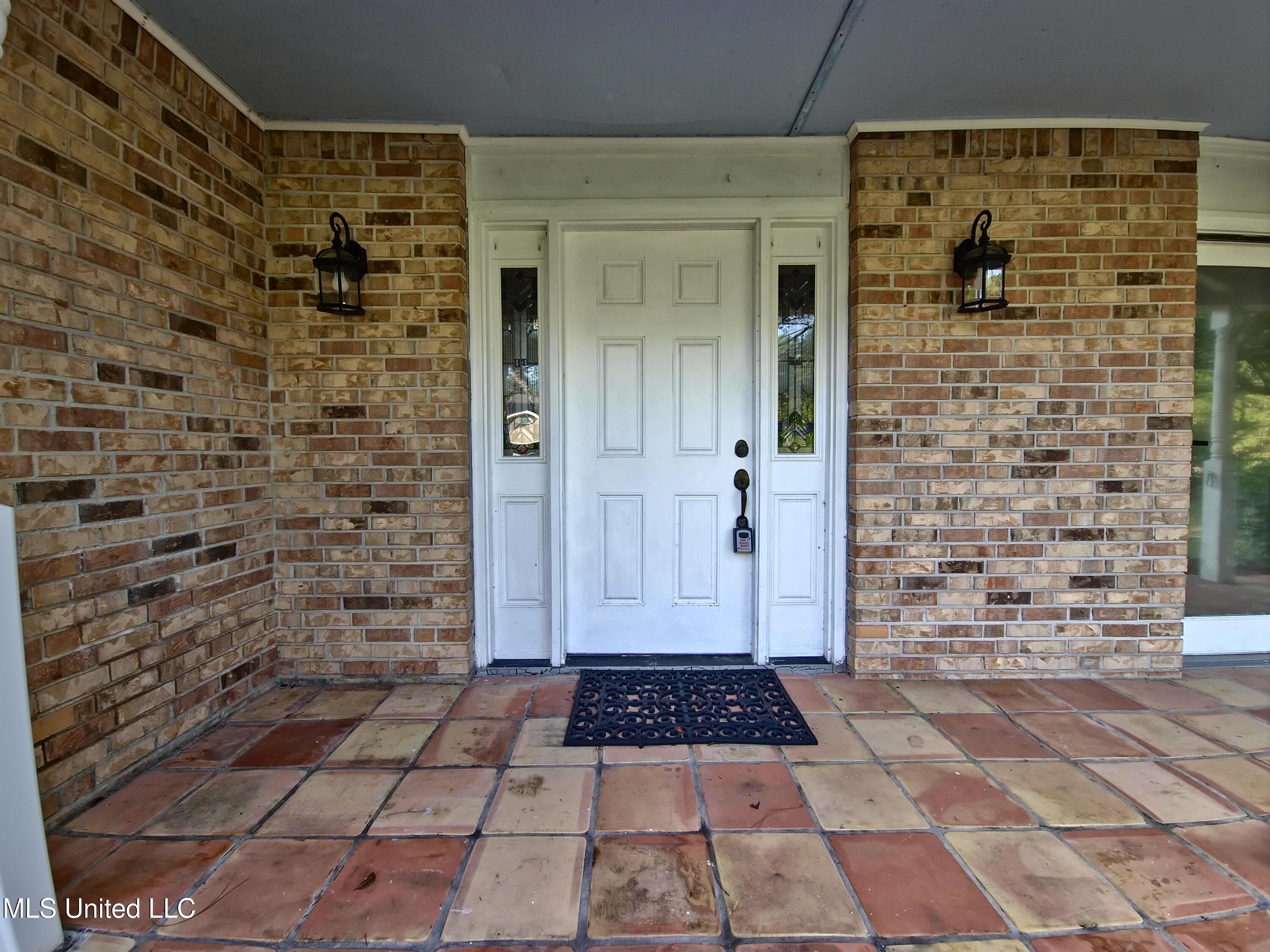 489 Royal Oak Property Photo 5