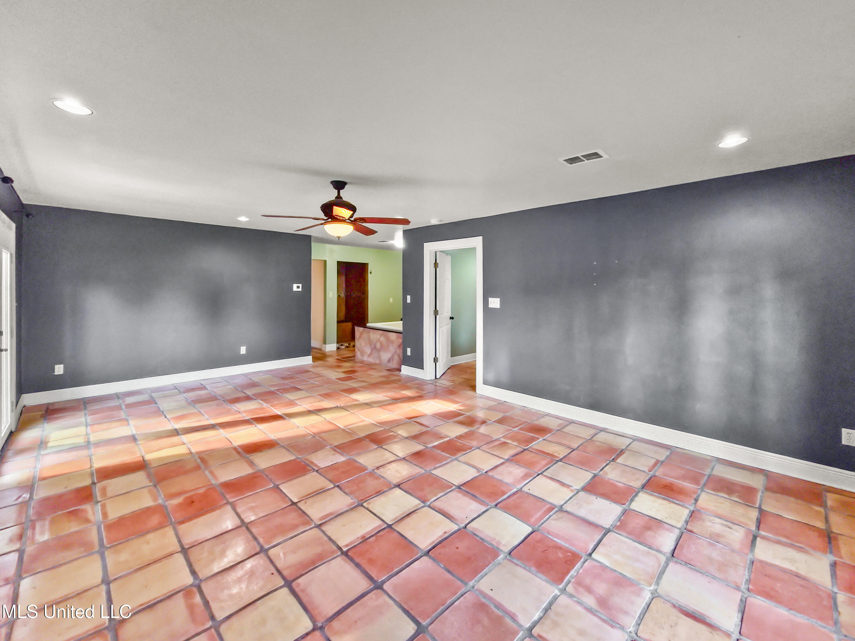 489 Royal Oak Property Photo 10