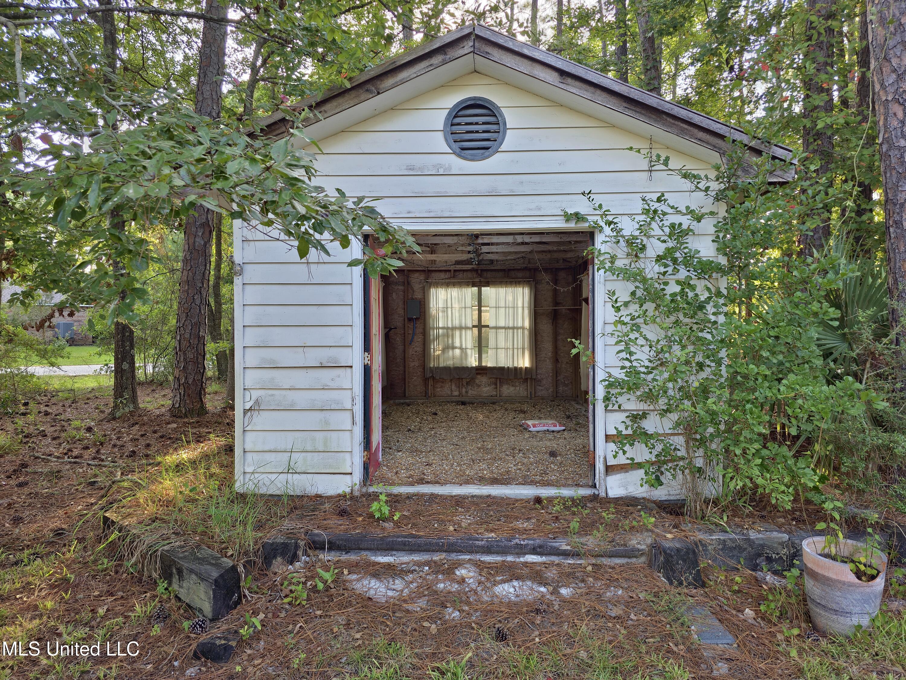 489 Royal Oak Property Photo 25