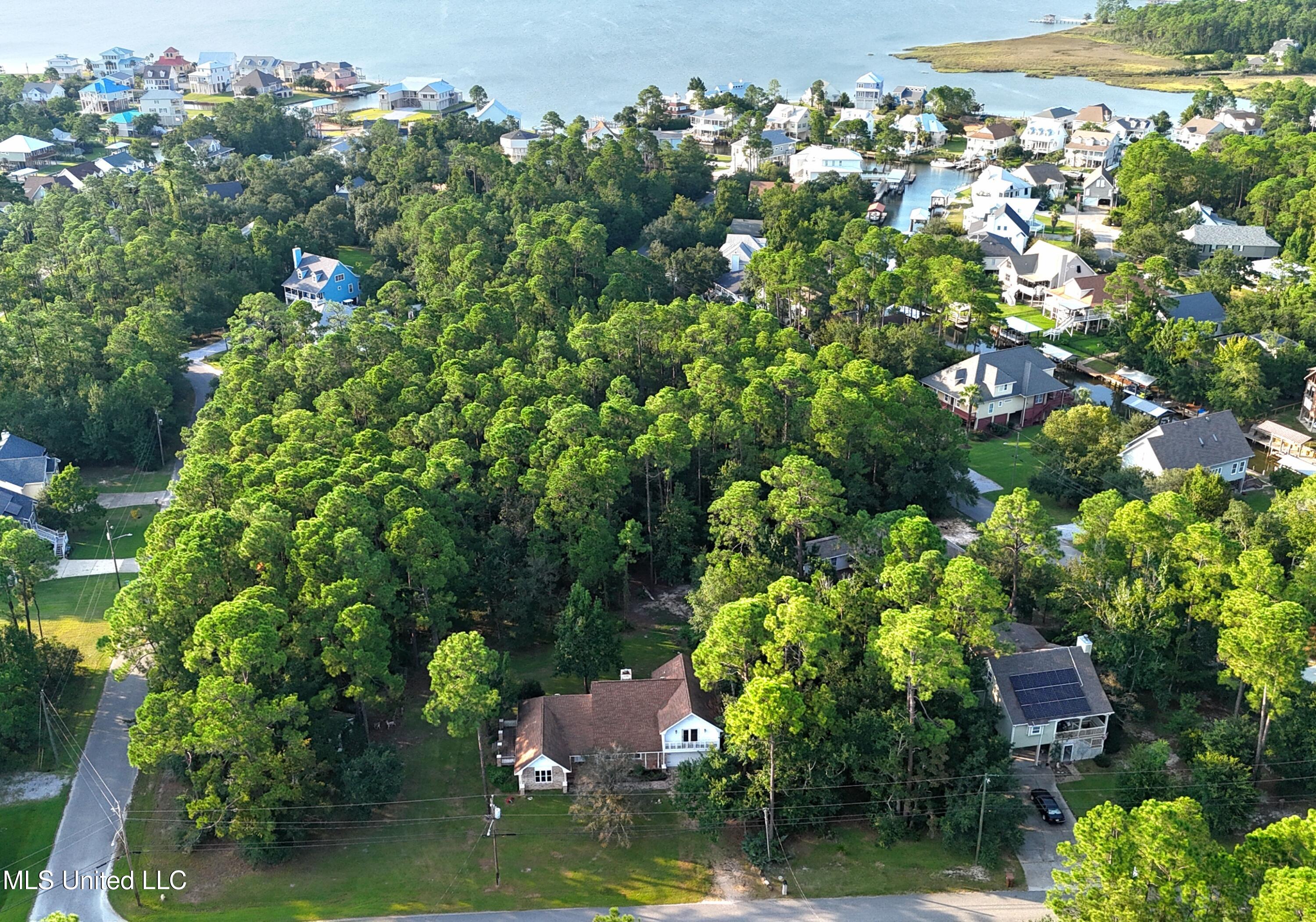 489 Royal Oak Property Photo 28