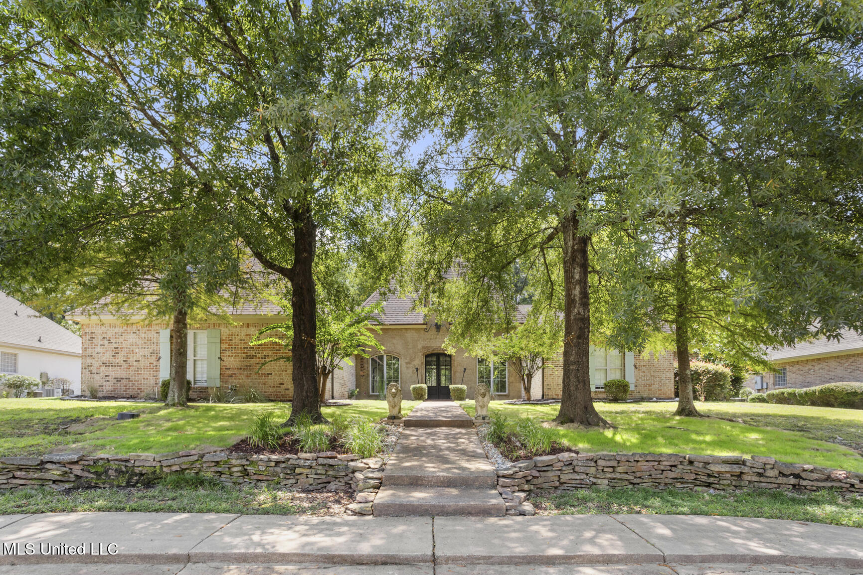 814 Beaumont Drive Property Photo 2