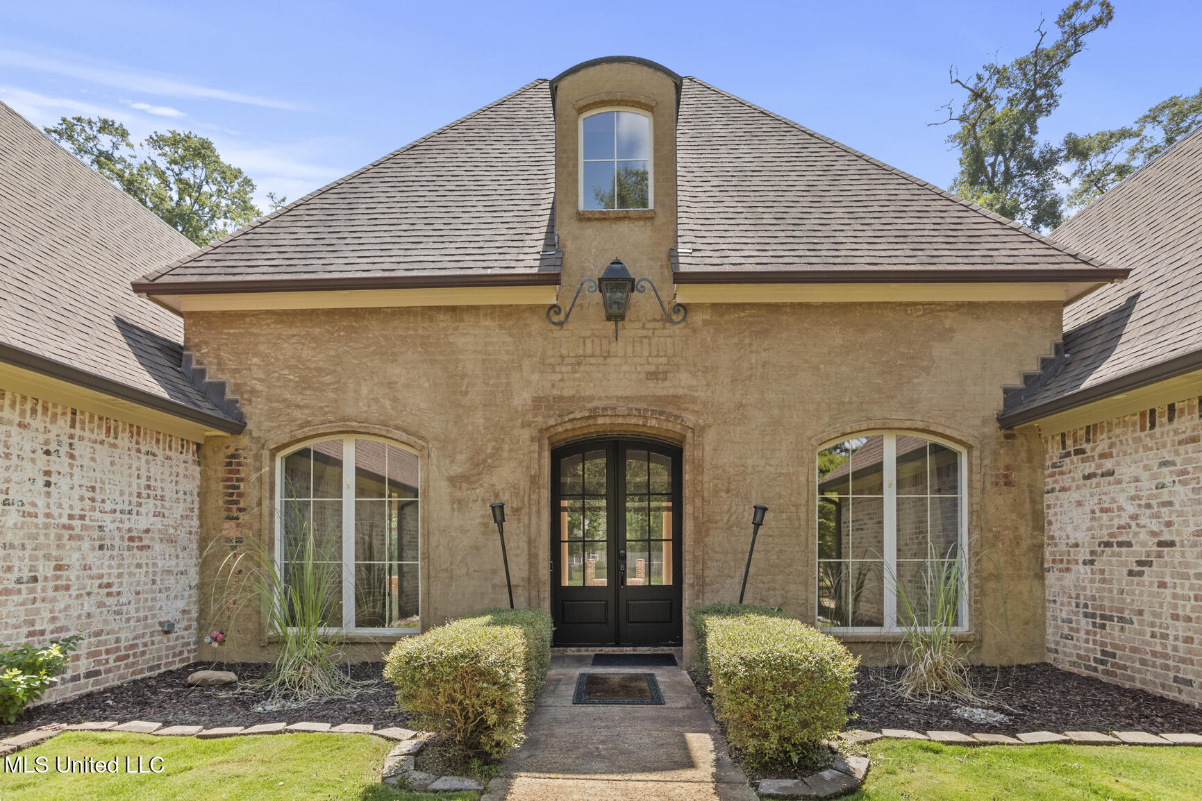 814 Beaumont Drive Property Photo 3