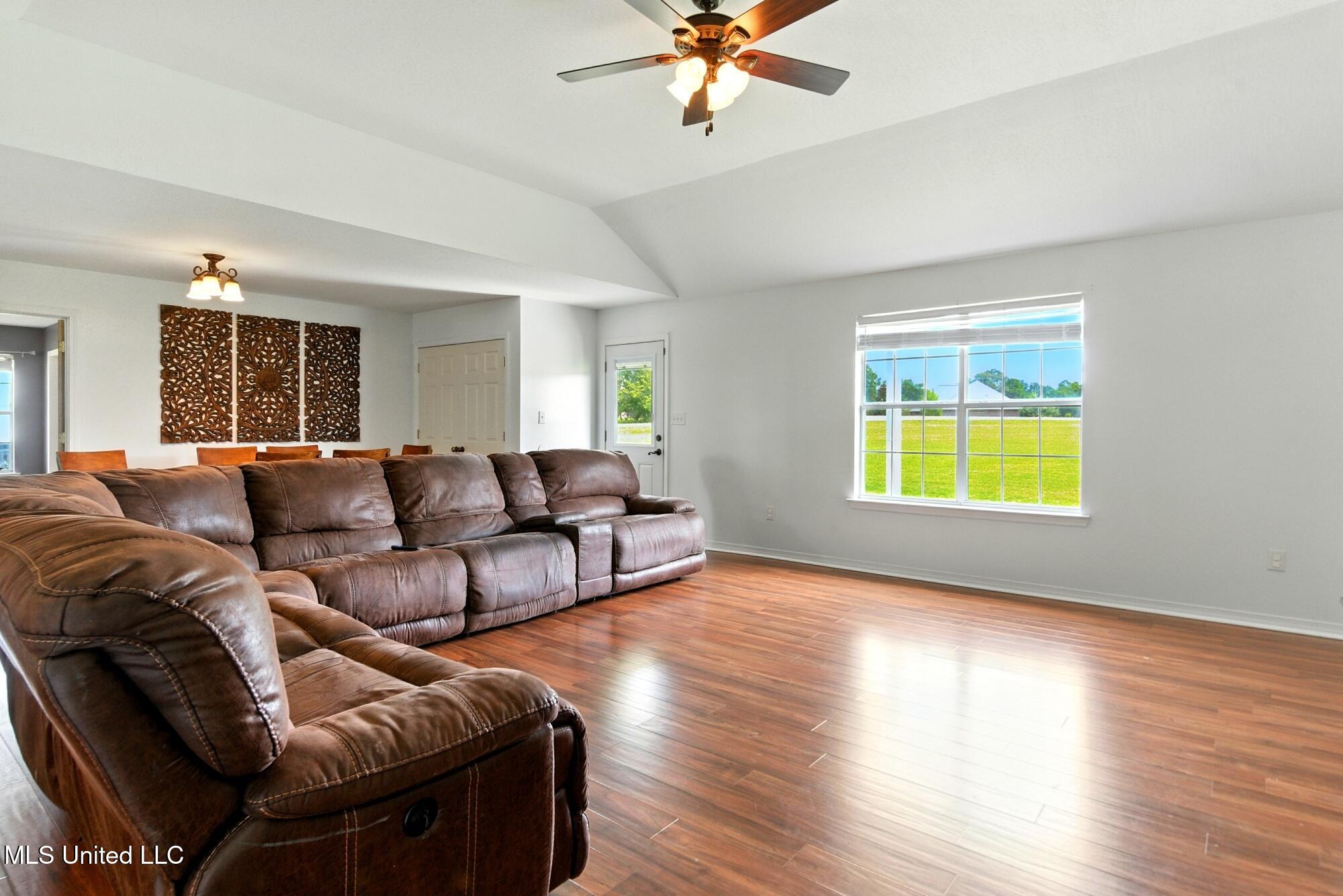 6 Wandering Oaks Lane Property Photo 3