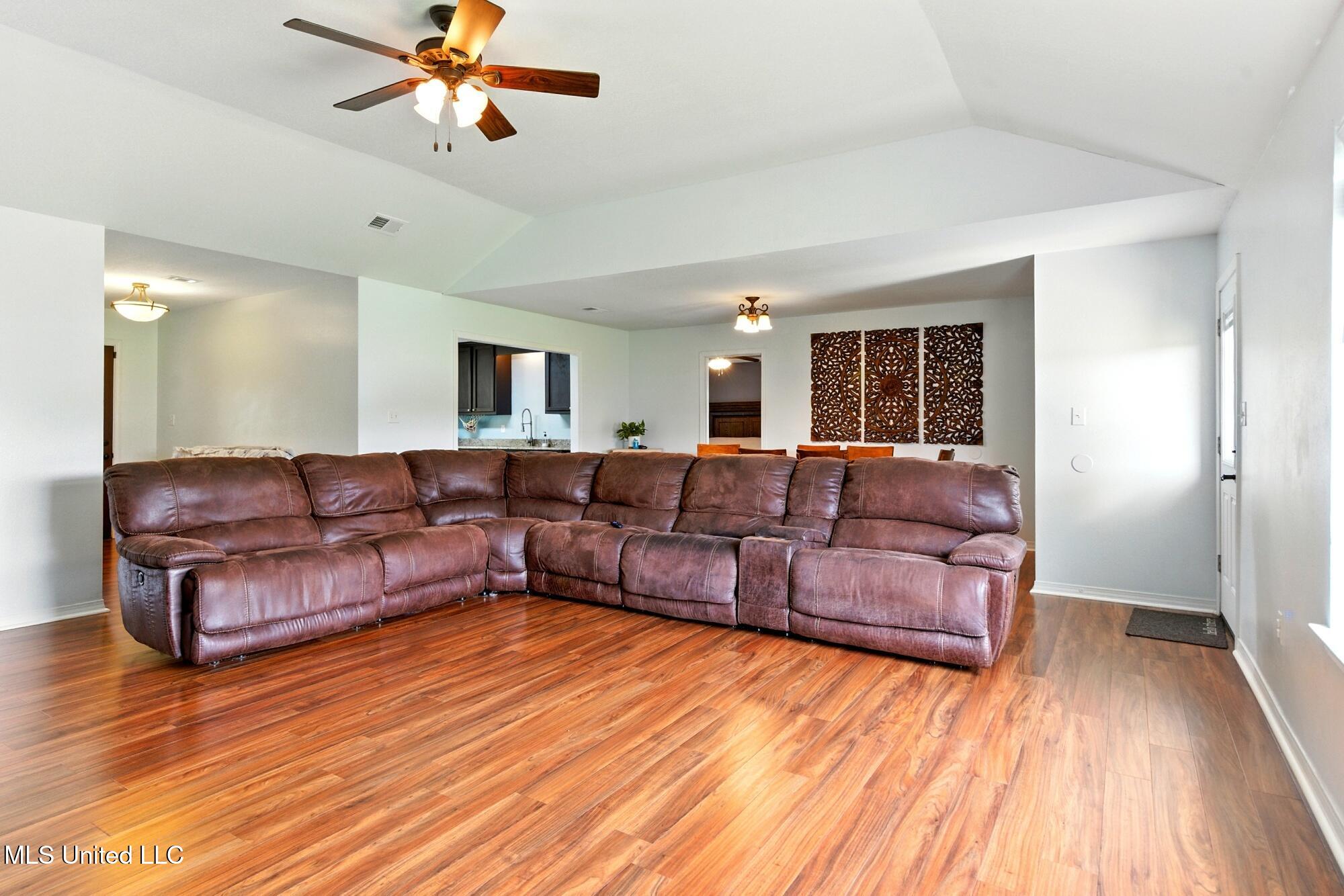 6 Wandering Oaks Lane Property Photo 4