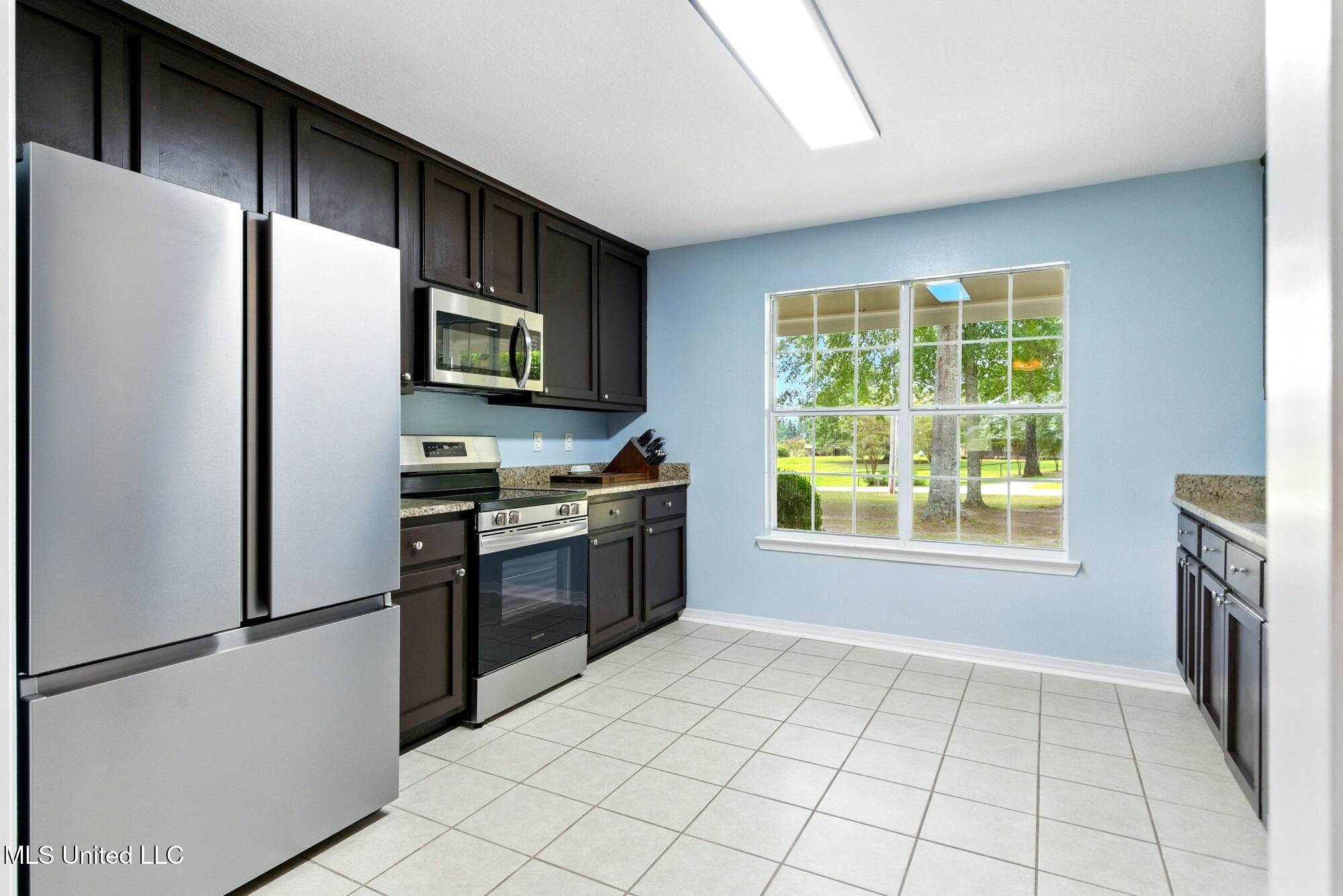 6 Wandering Oaks Lane Property Photo 8