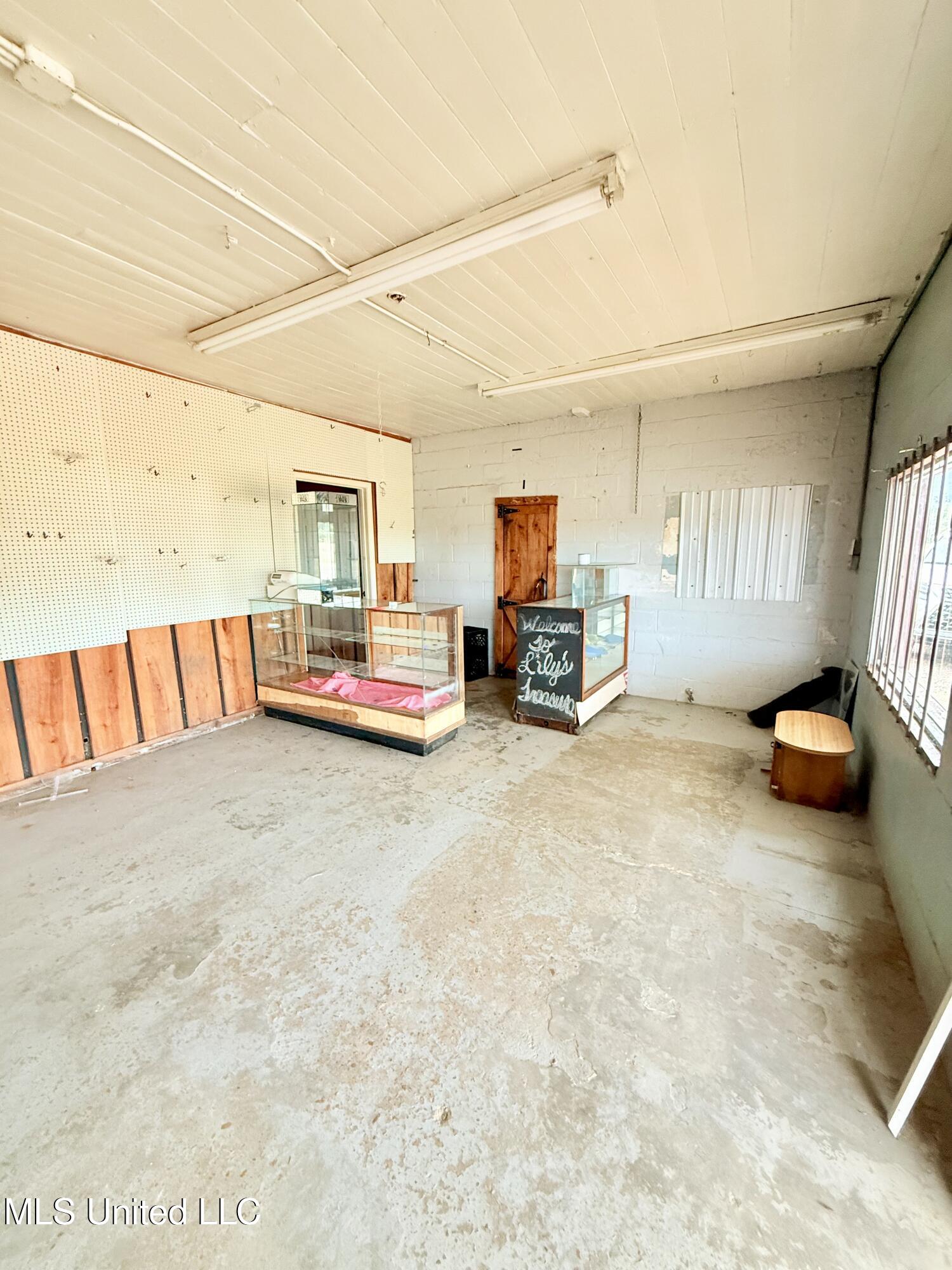 9813 Highway 8 Property Photo 8