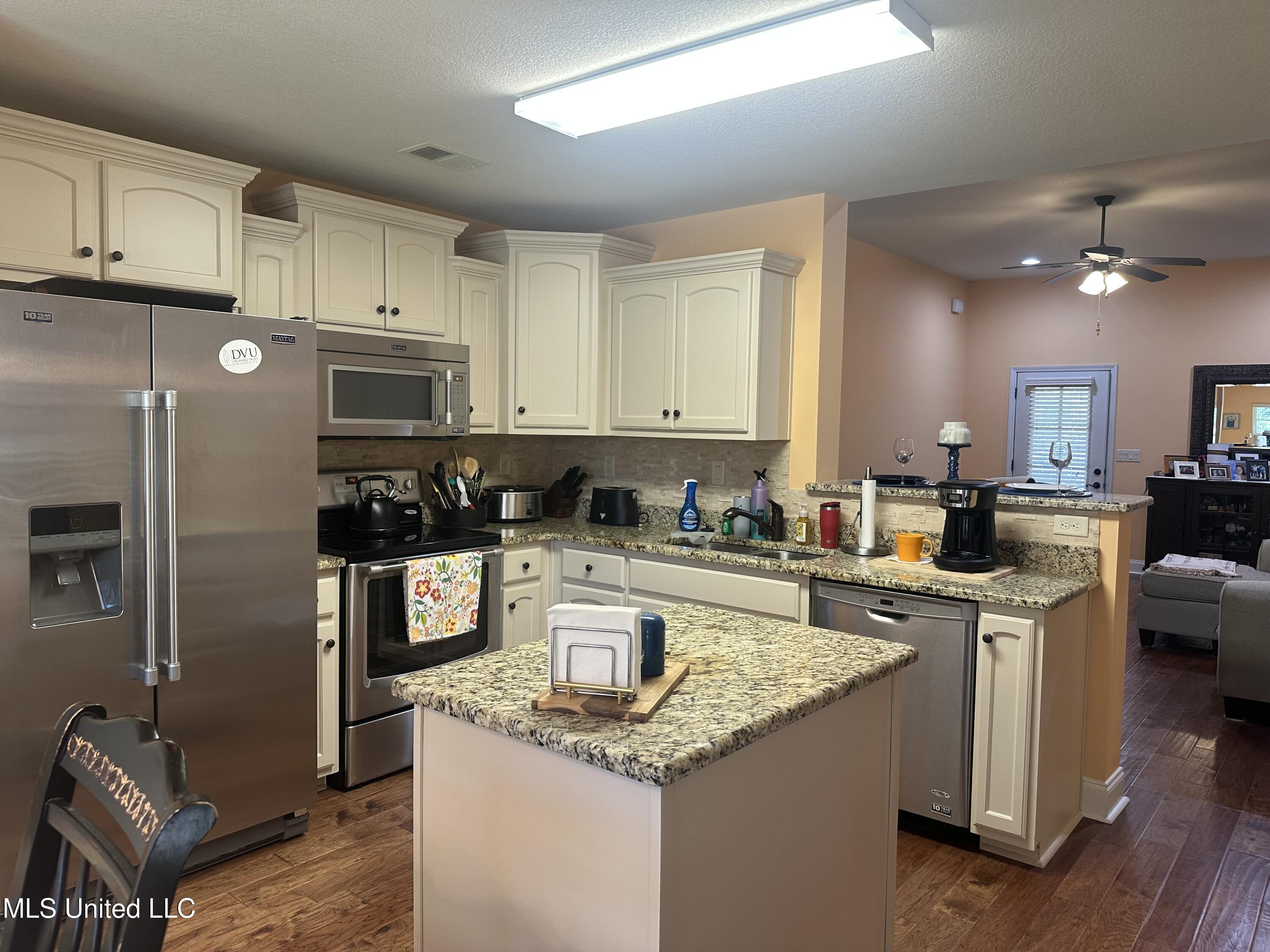 3302 Foxdale Loop Property Photo 5