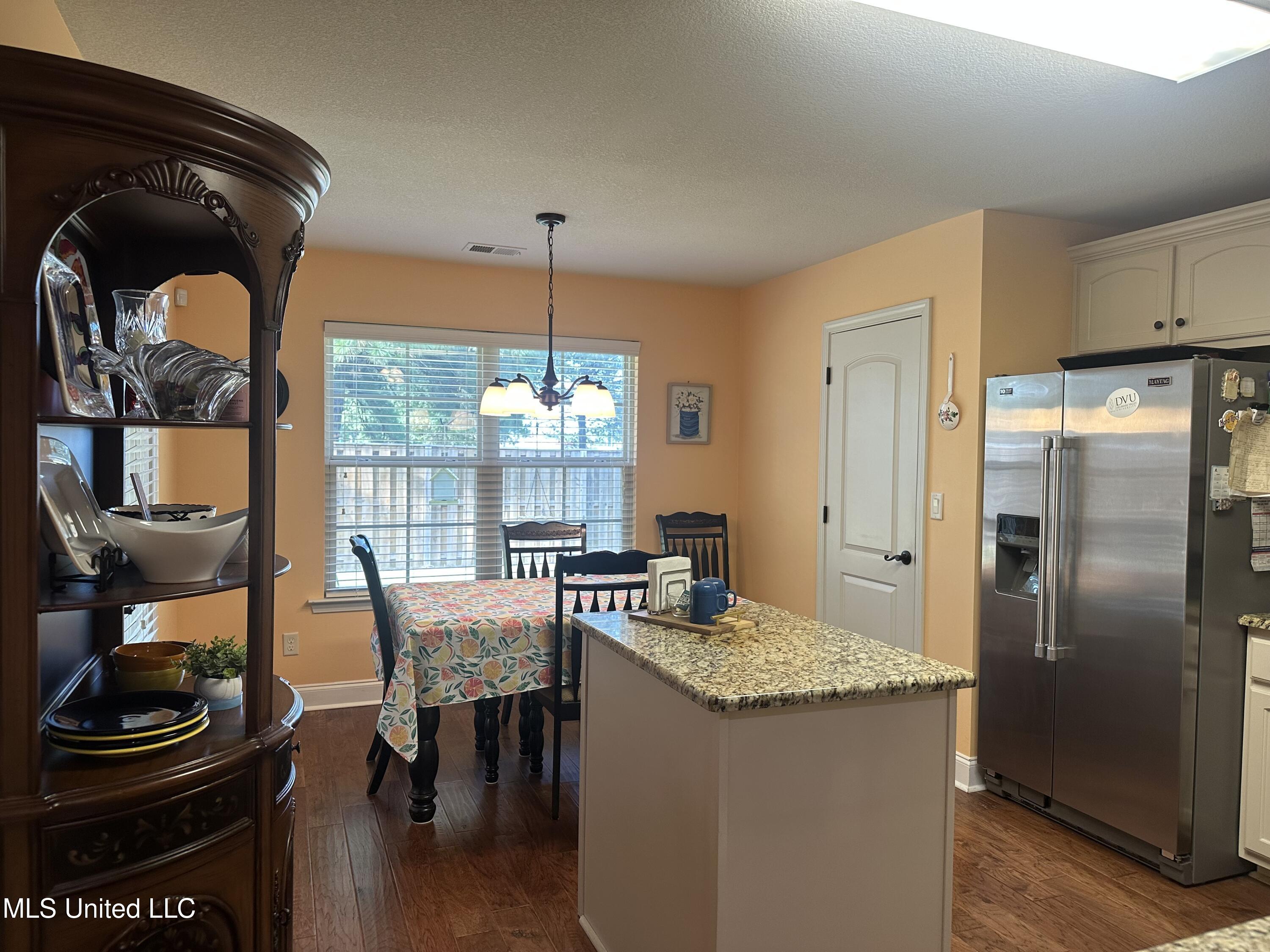 3302 Foxdale Loop Property Photo 7