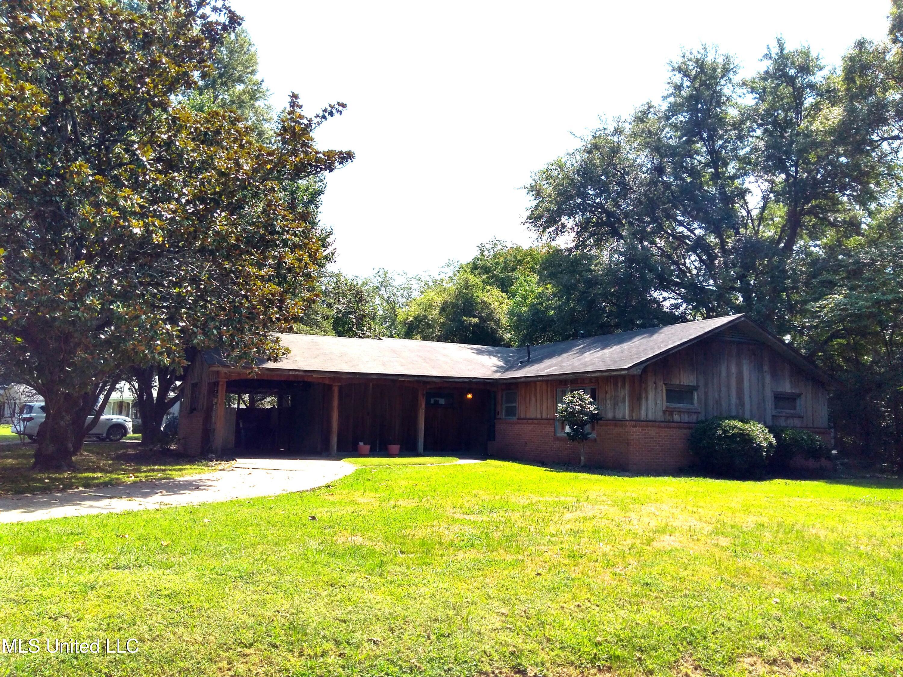 130 Lee Circle Property Photo 1