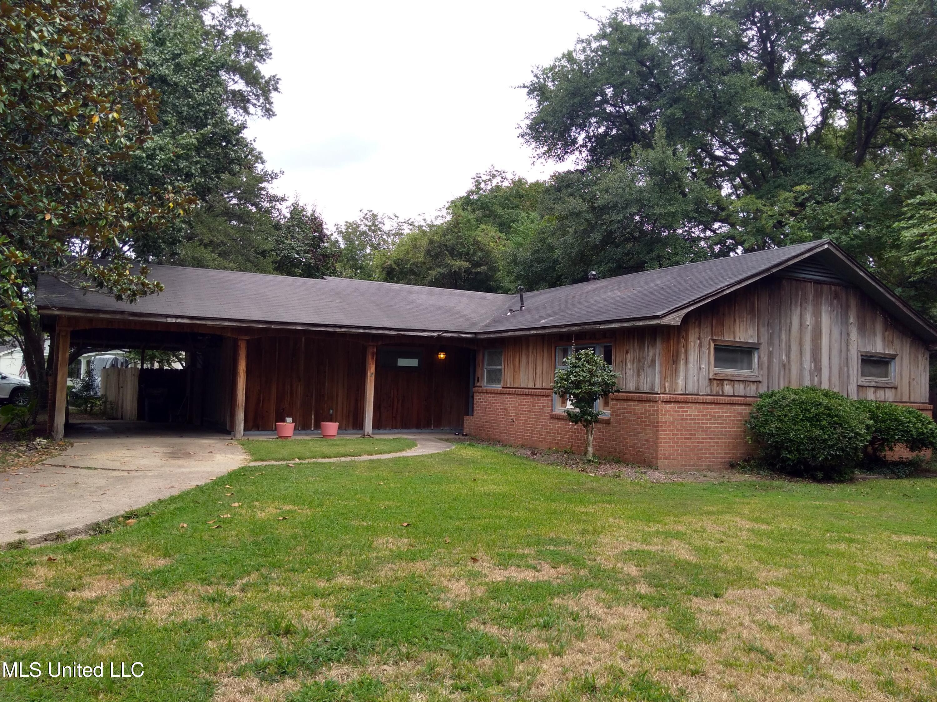 130 Lee Circle Property Photo 2