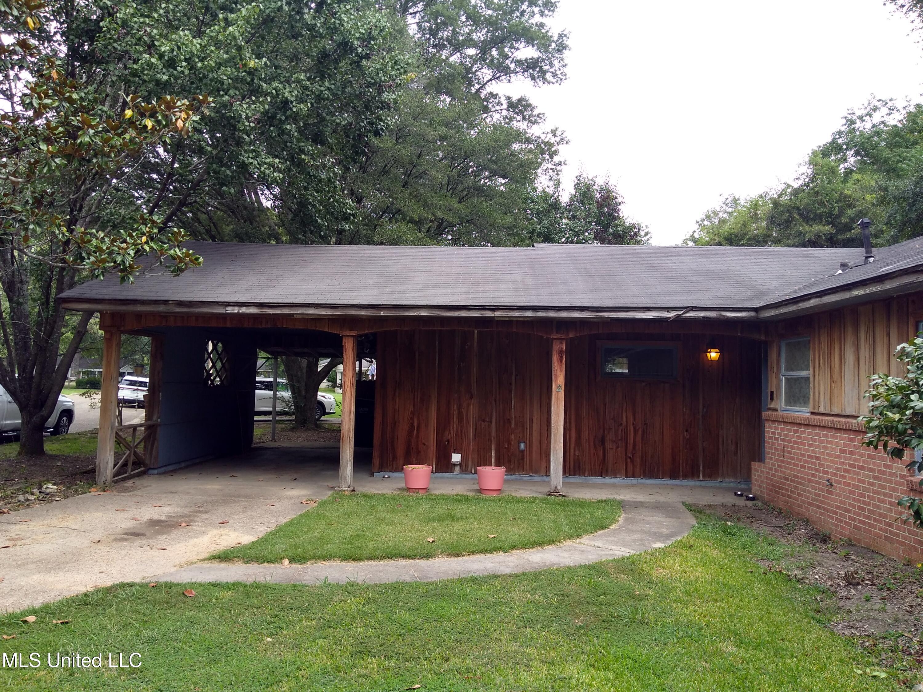 130 Lee Circle Property Photo 3