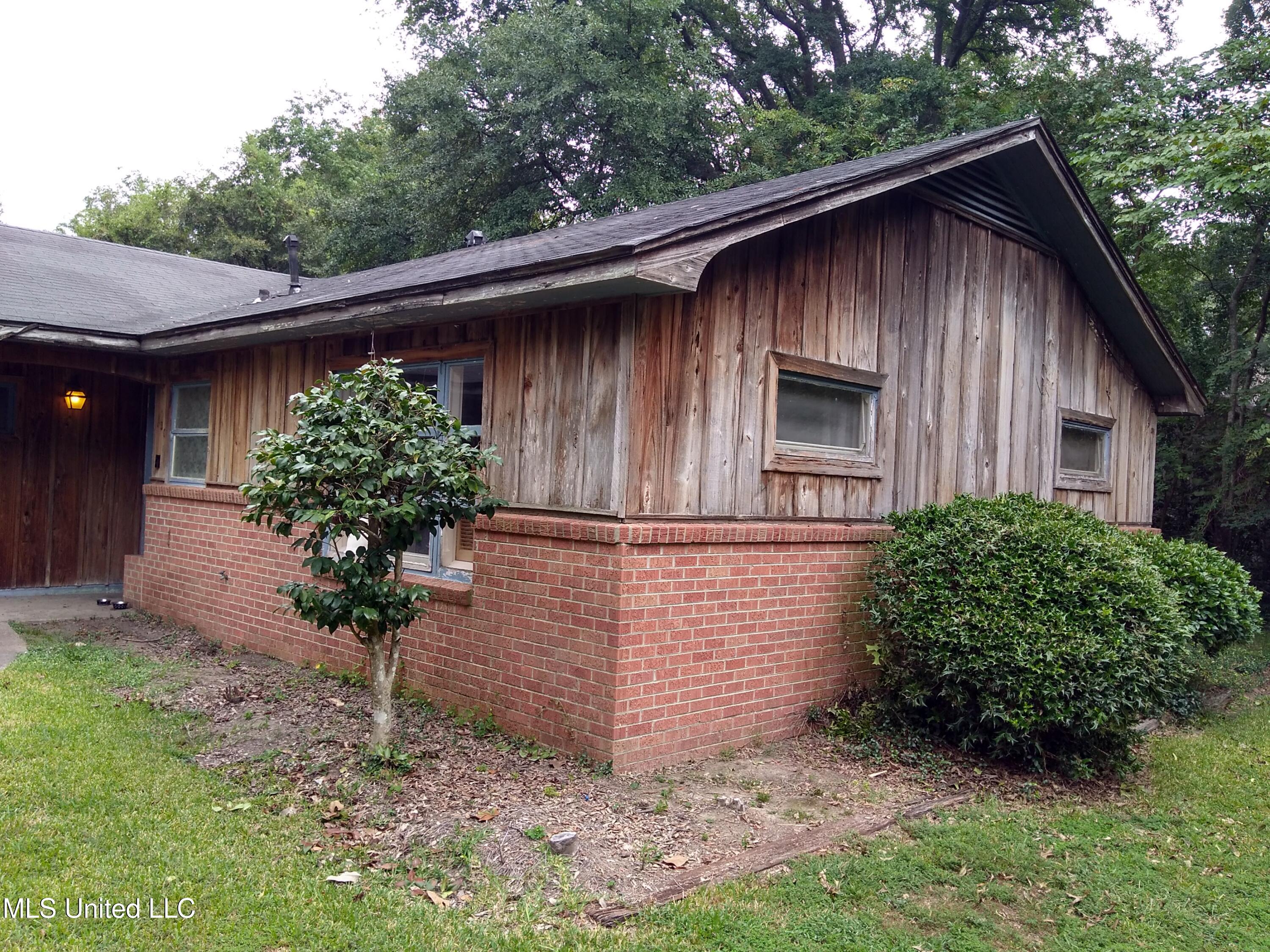 130 Lee Circle Property Photo 4