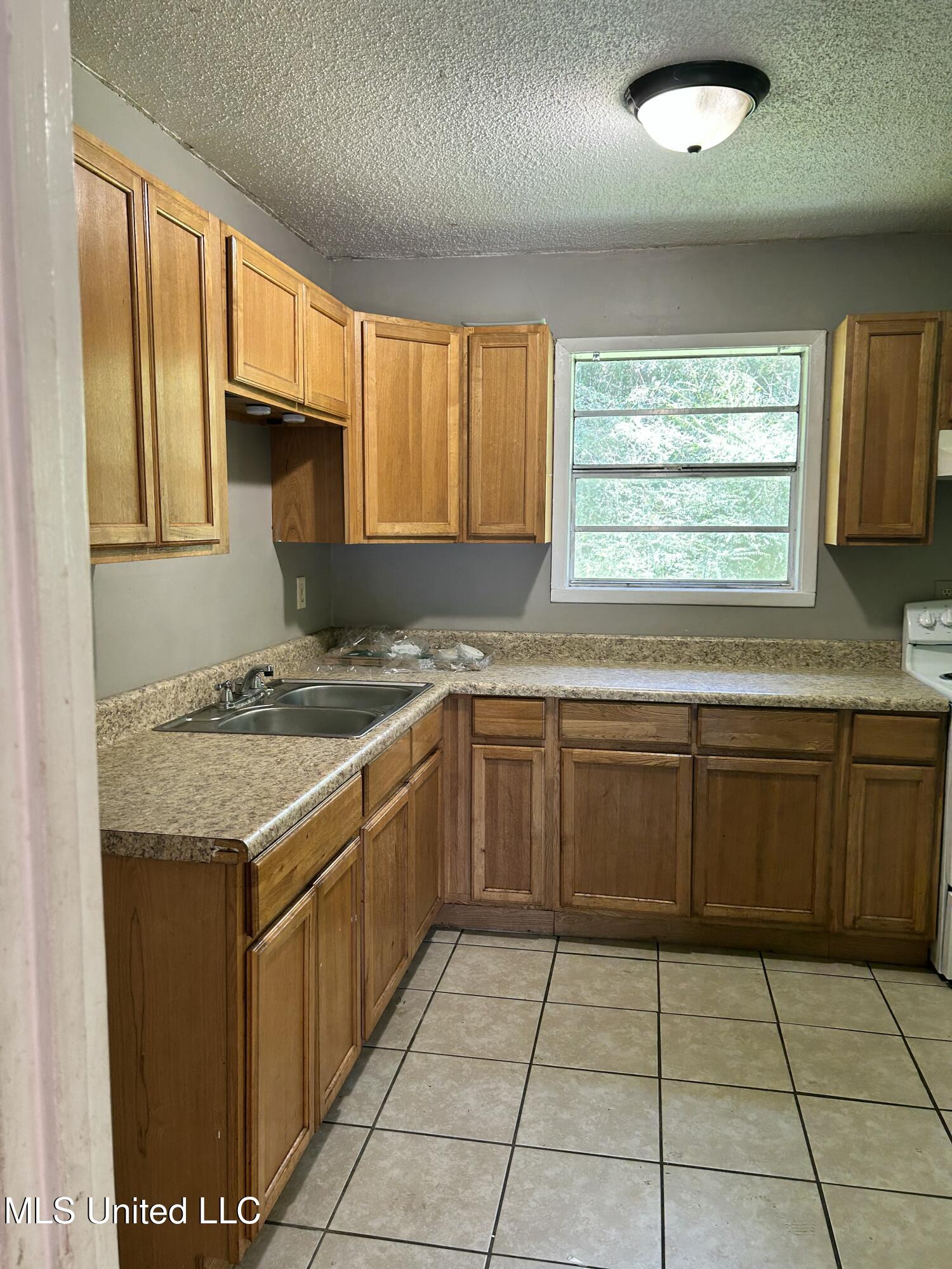 2000 Carol Drive Property Photo 3