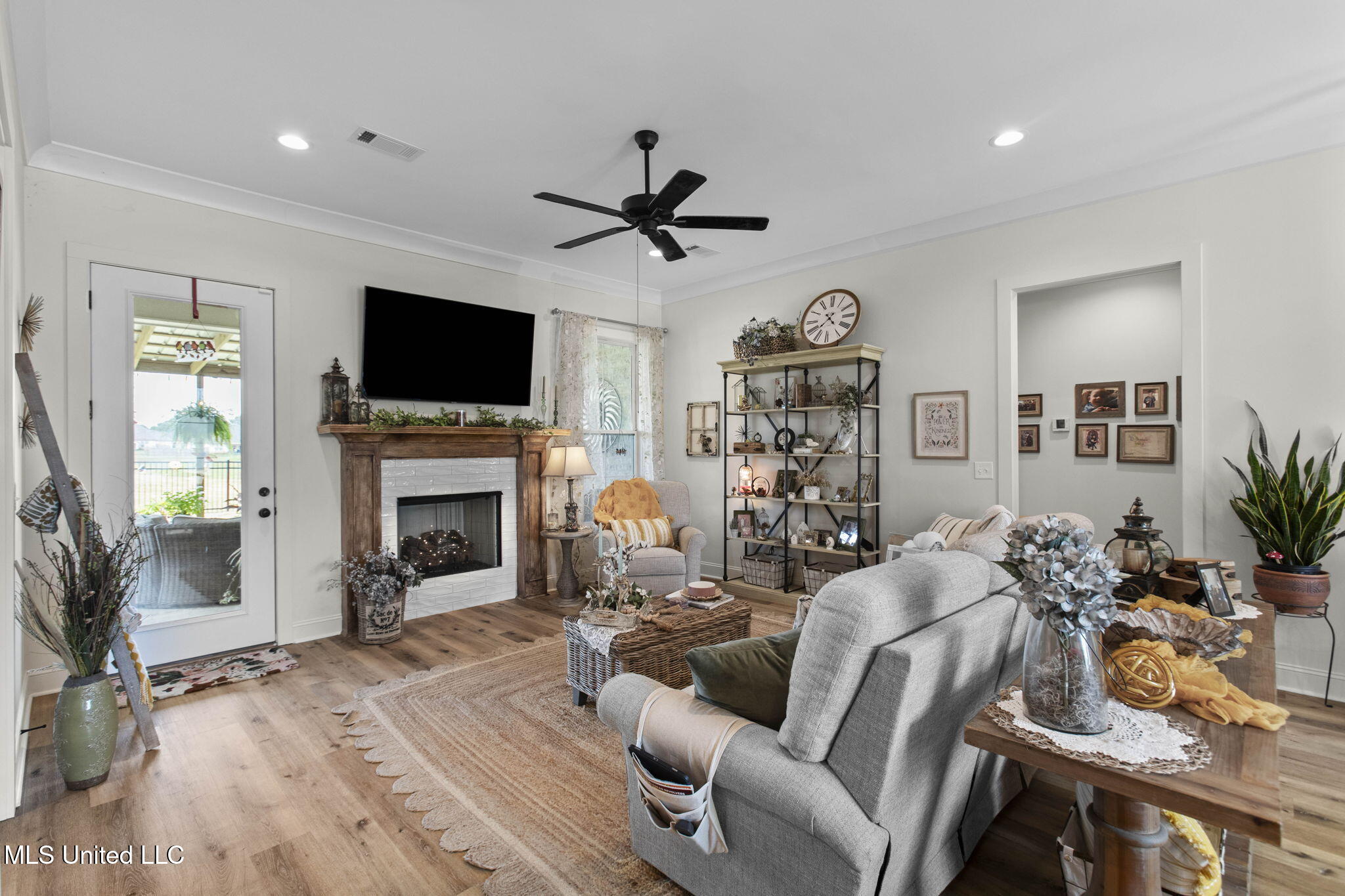 202 Silver Maple Place Property Photo 8