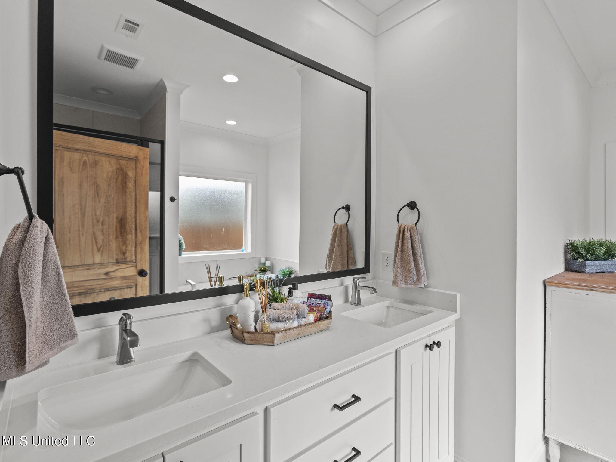 202 Silver Maple Place Property Photo 20