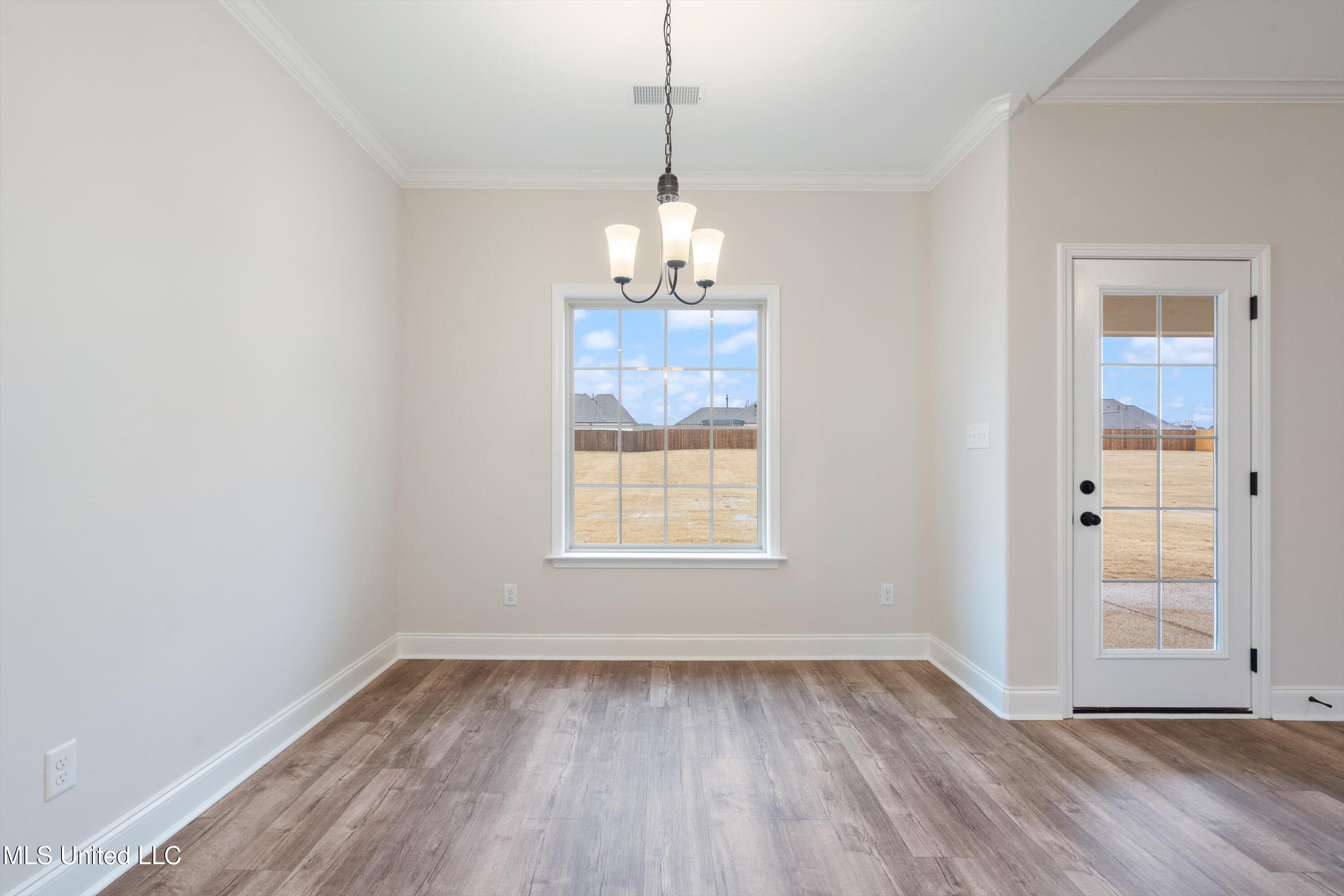 723 Lucas Lane Property Photo 8