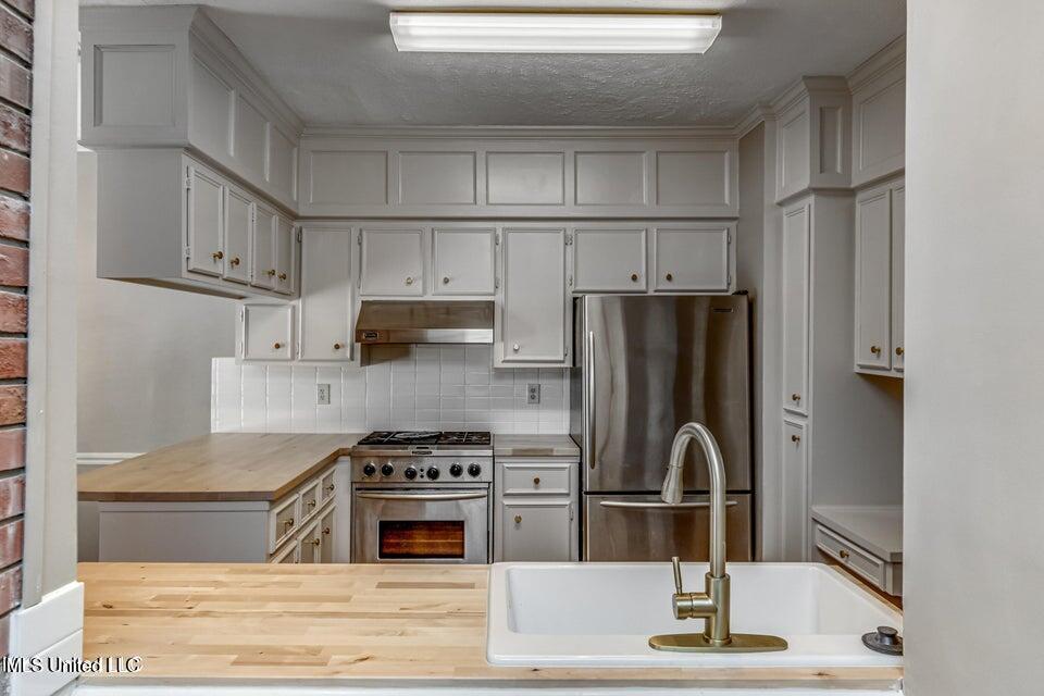 560 Dixton Drive Property Photo 11