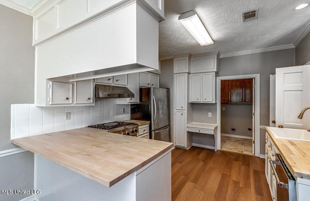 560 Dixton Drive Property Photo 14