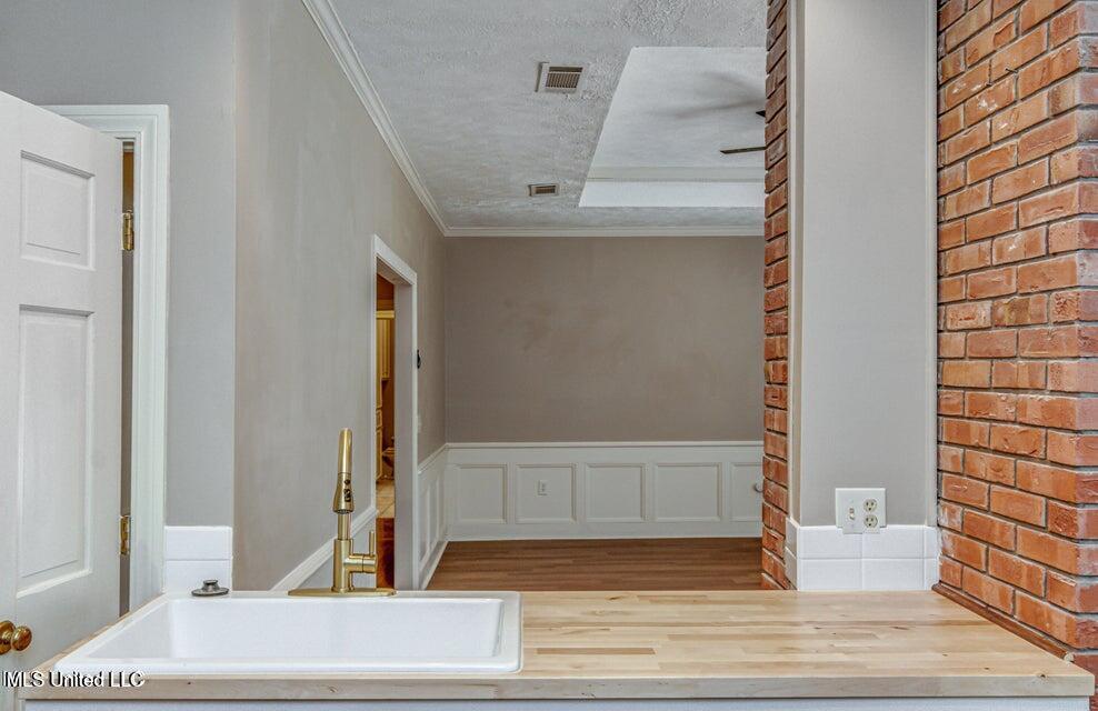 560 Dixton Drive Property Photo 16