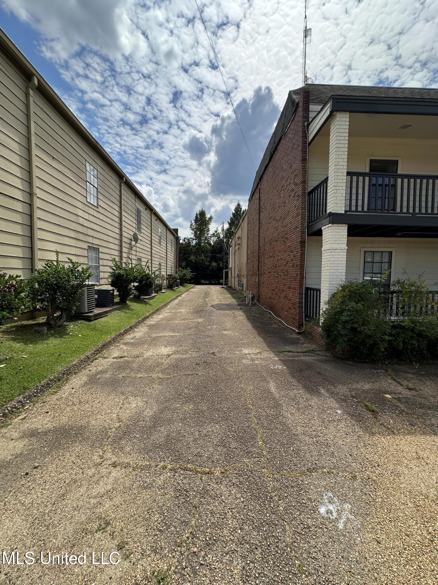 1985 Lakeland Drive Property Photo 3