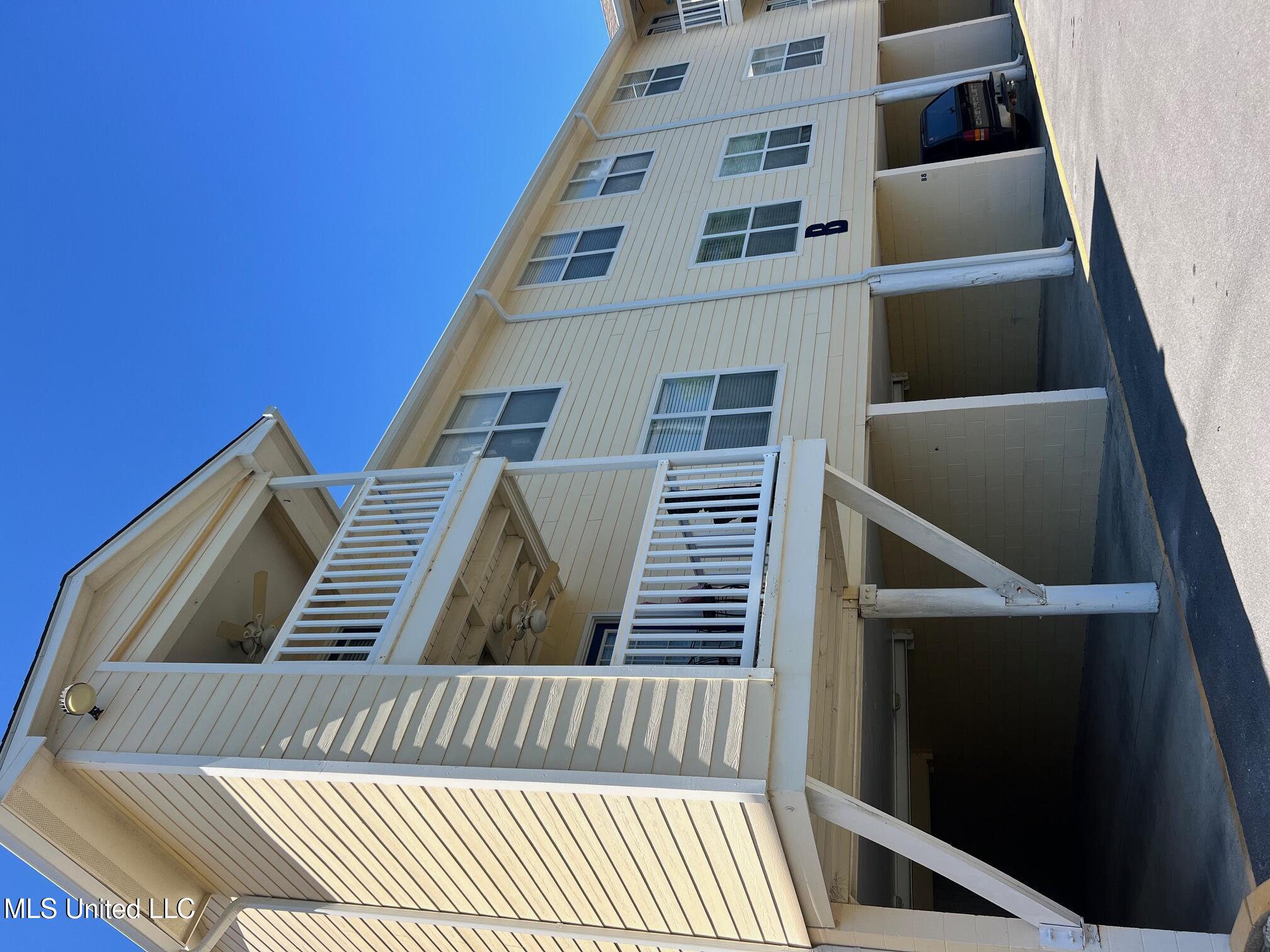 2421 Beachview Drive Property Photo 1