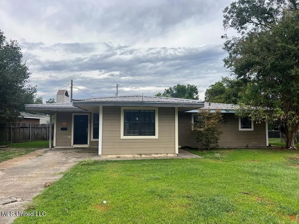 2 E Circle Drive Property Photo 1