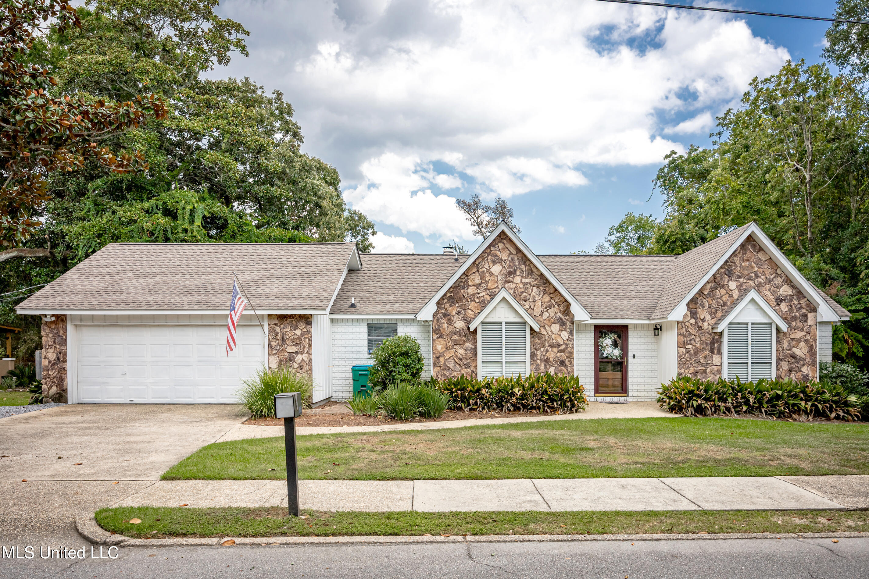 1108 E Cherokee Glen Property Photo 1