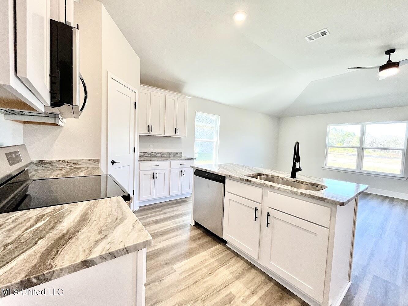 14954 Fritz Circle Property Photo 3