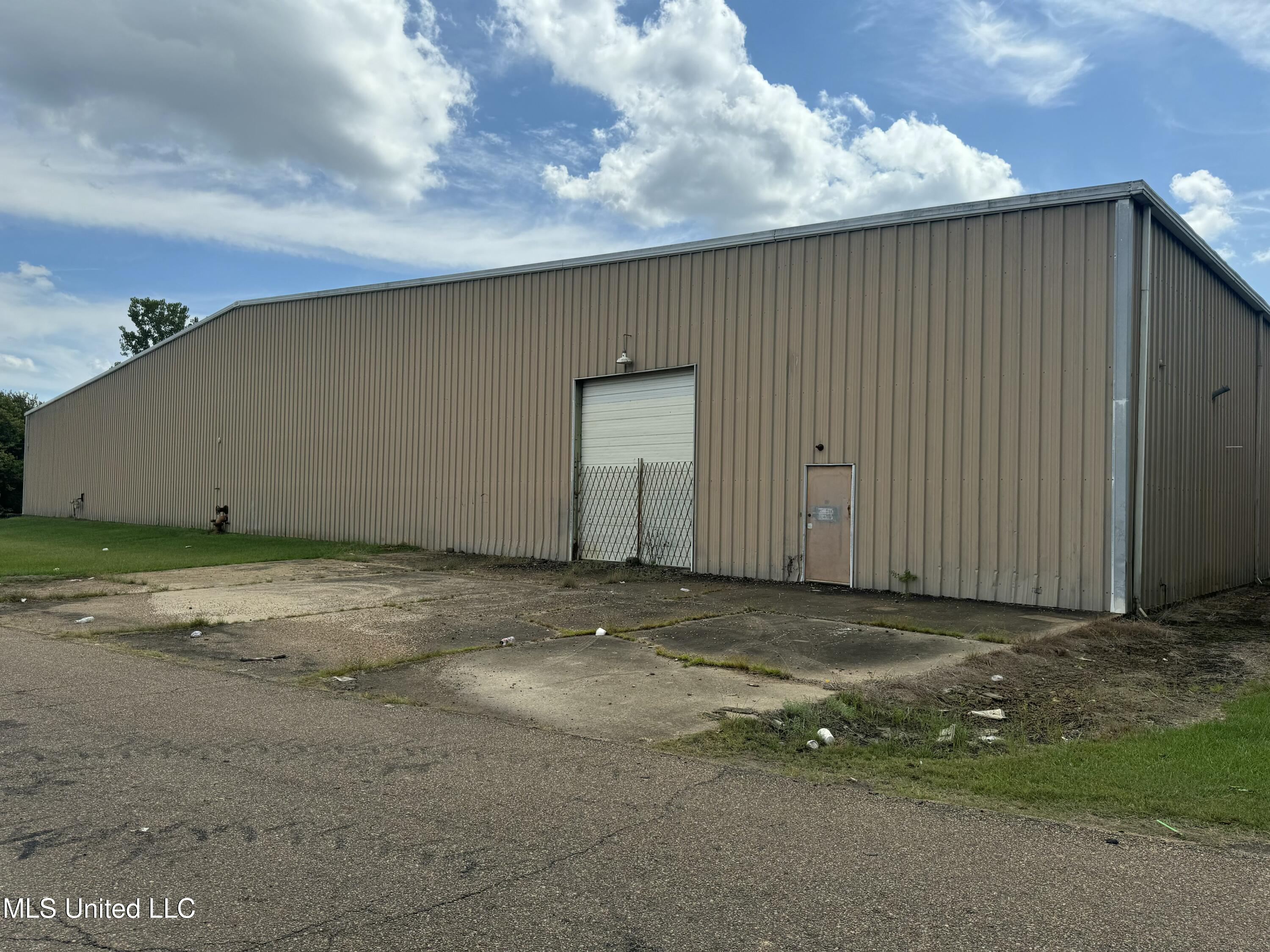 512 Matthews Drive Property Photo 5