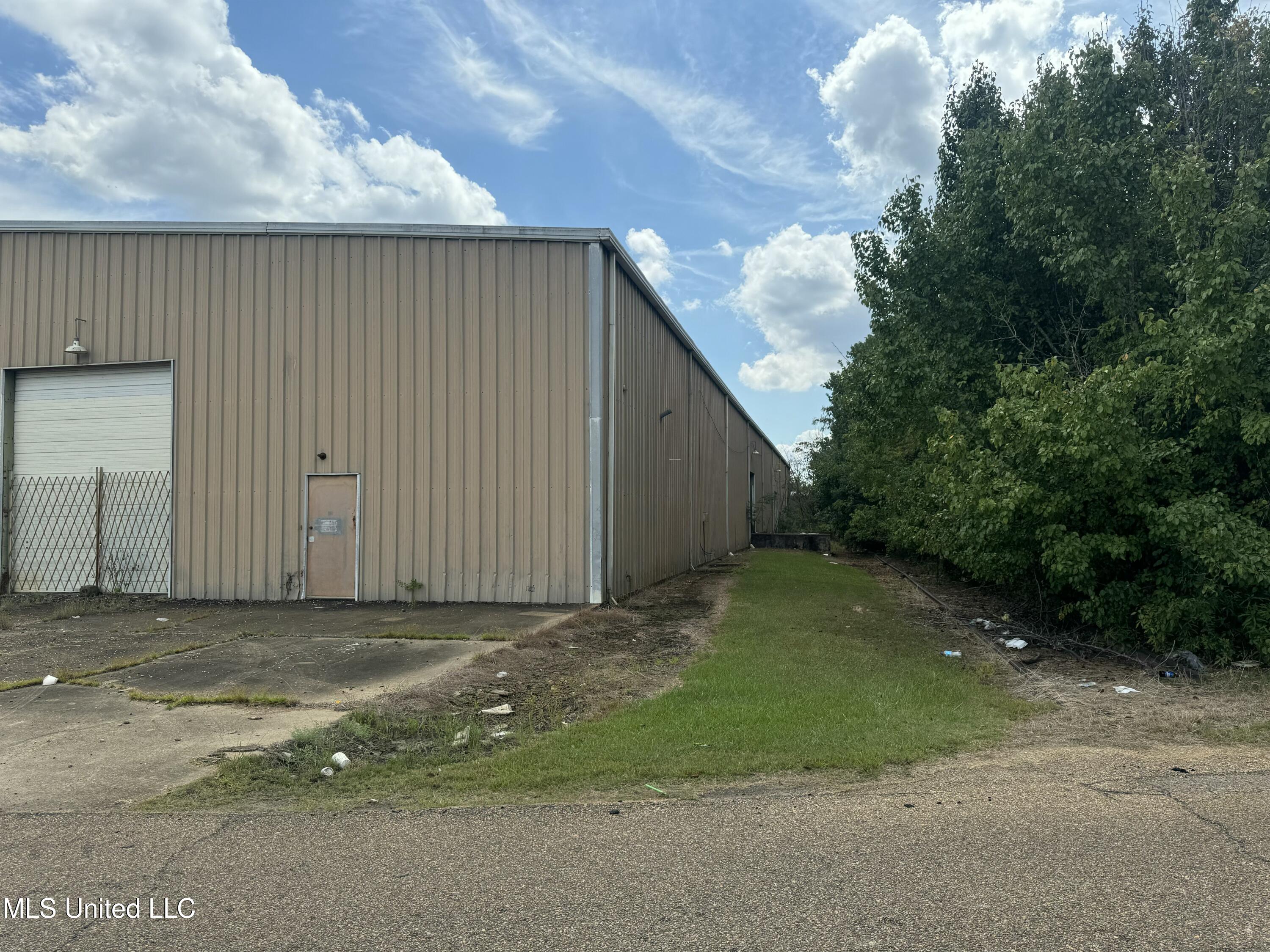 512 Matthews Drive Property Photo 6