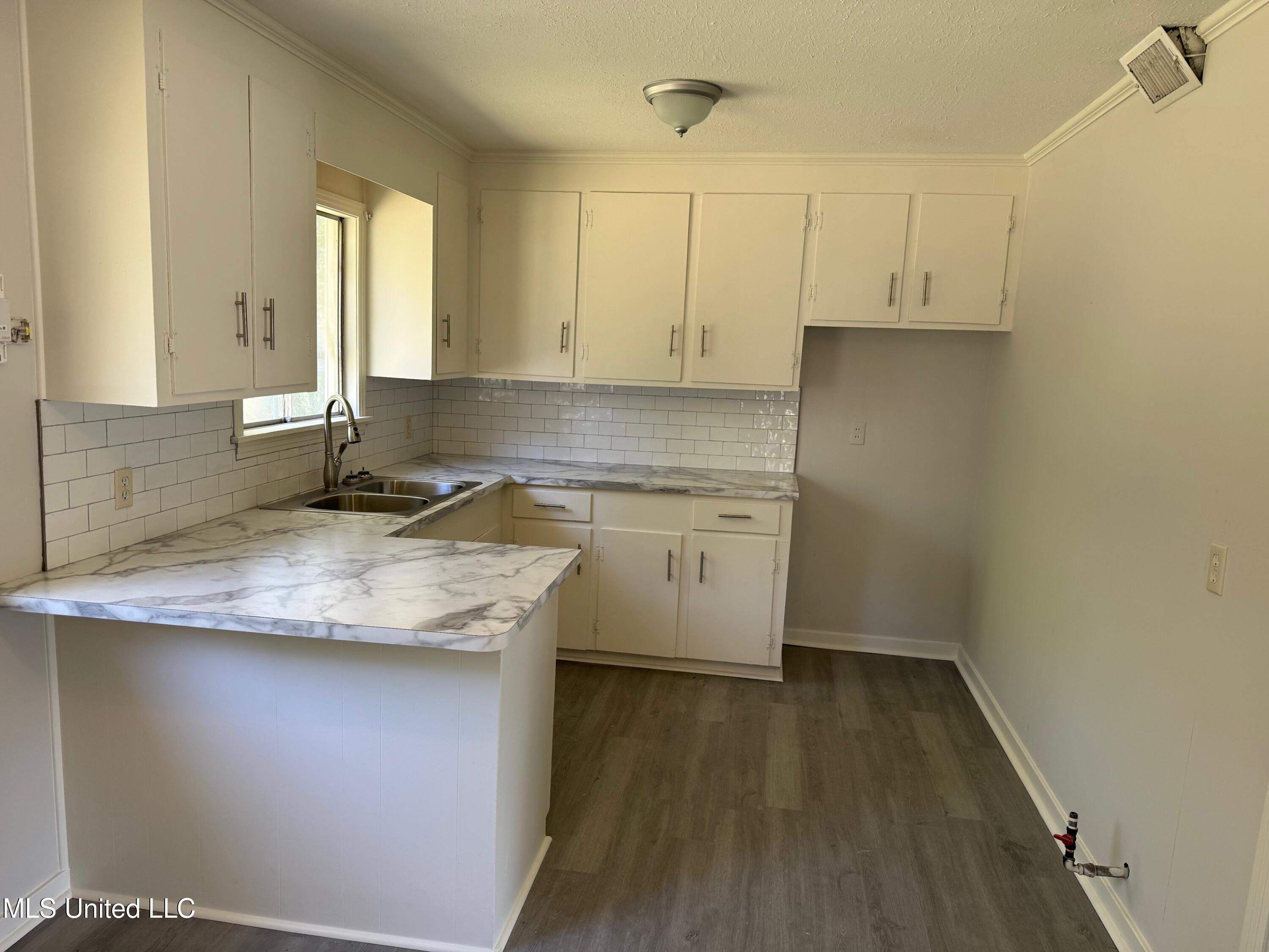 302 Saint Paul Street Property Photo 4