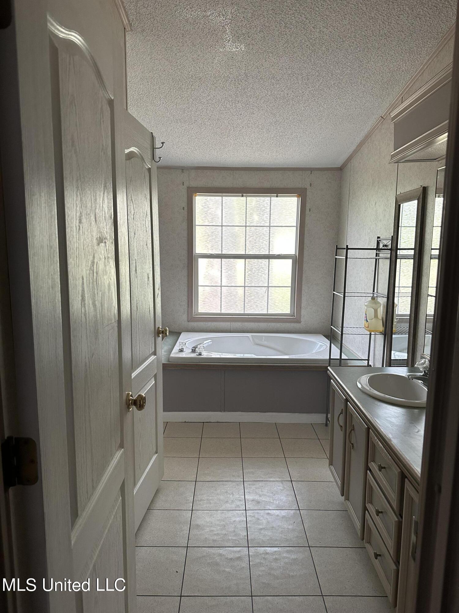 6601 Woodlake Lane Property Photo 12