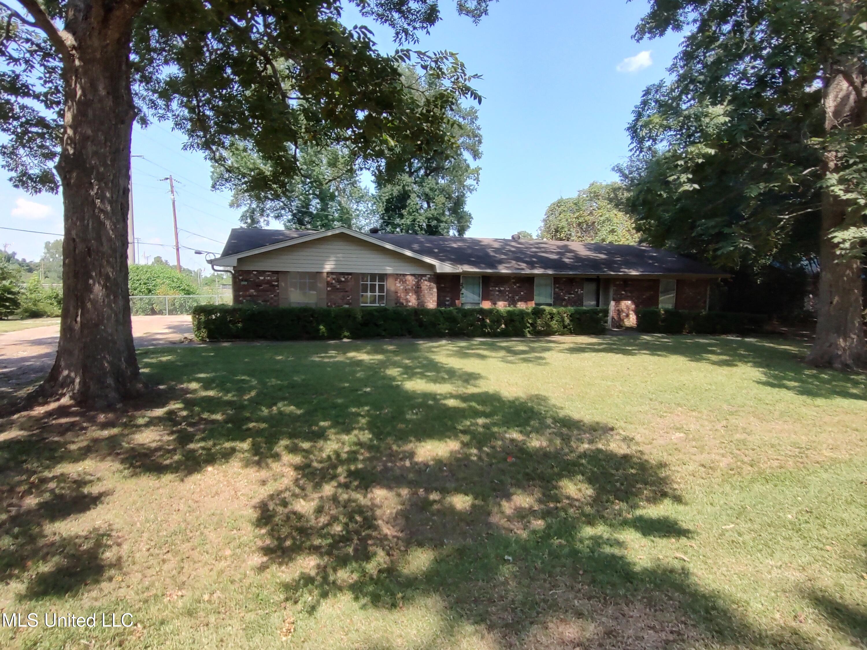 203 Lynwood Drive Property Photo 1