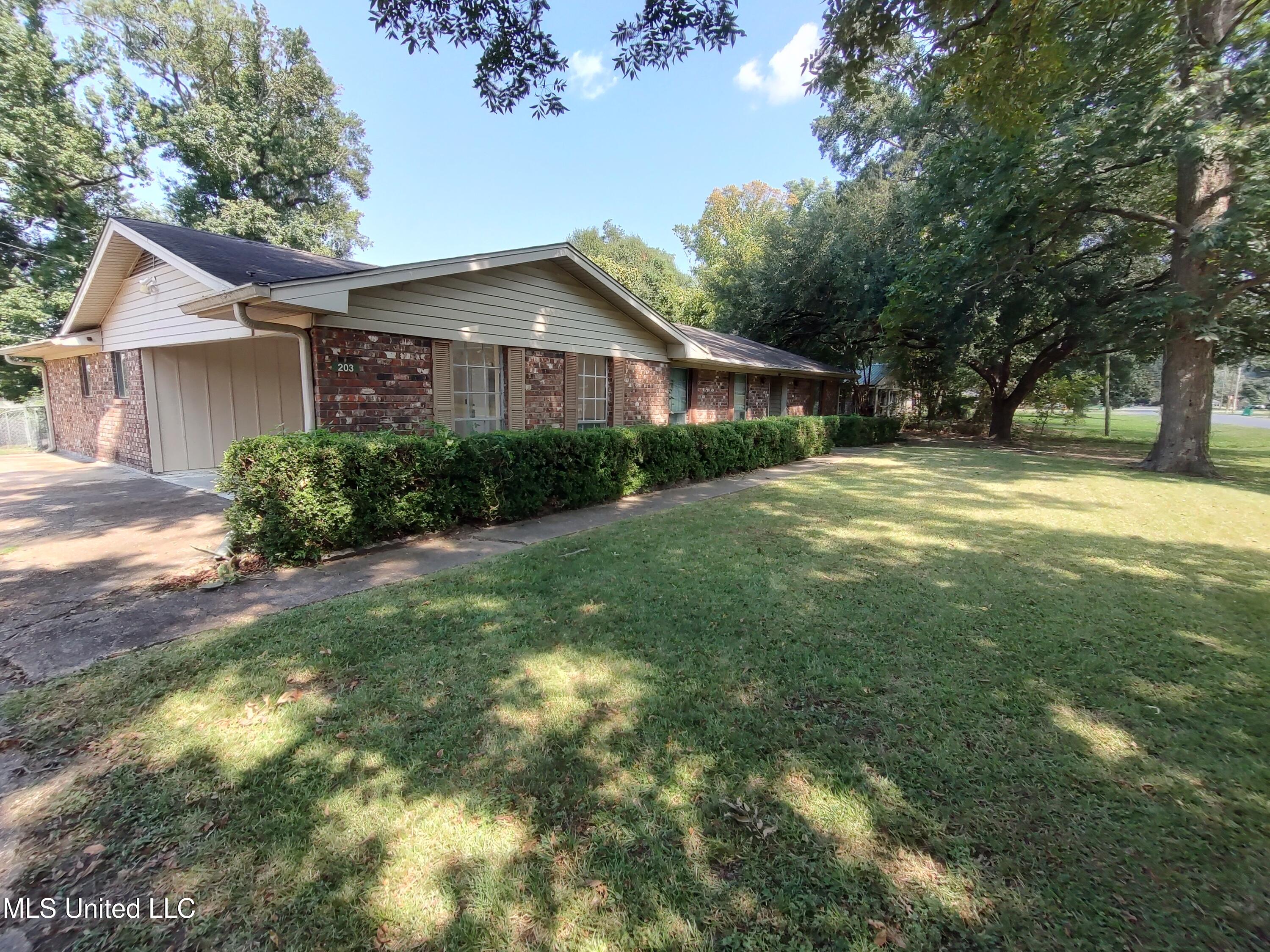 203 Lynwood Drive Property Photo 2