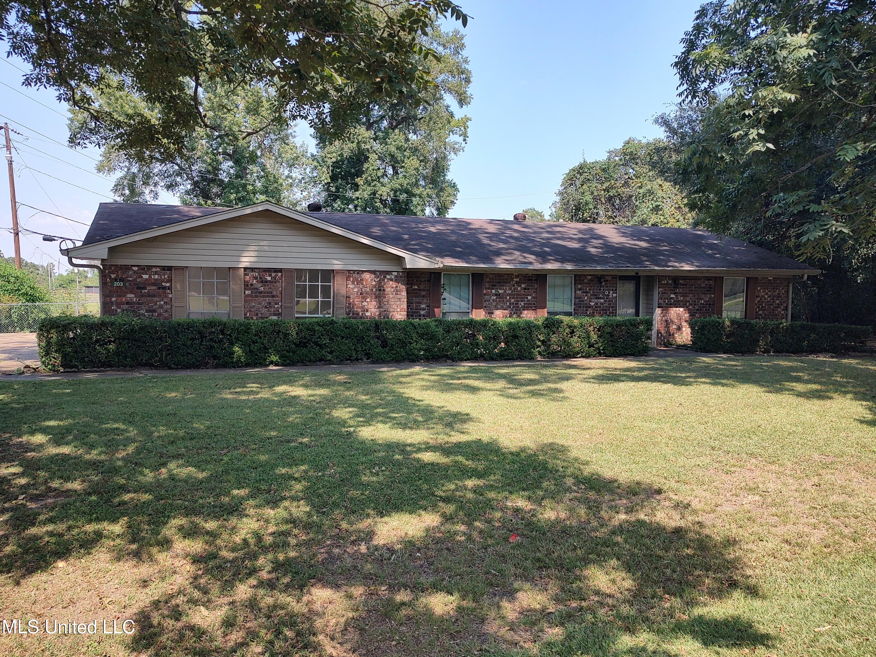 203 Lynwood Drive Property Photo 2
