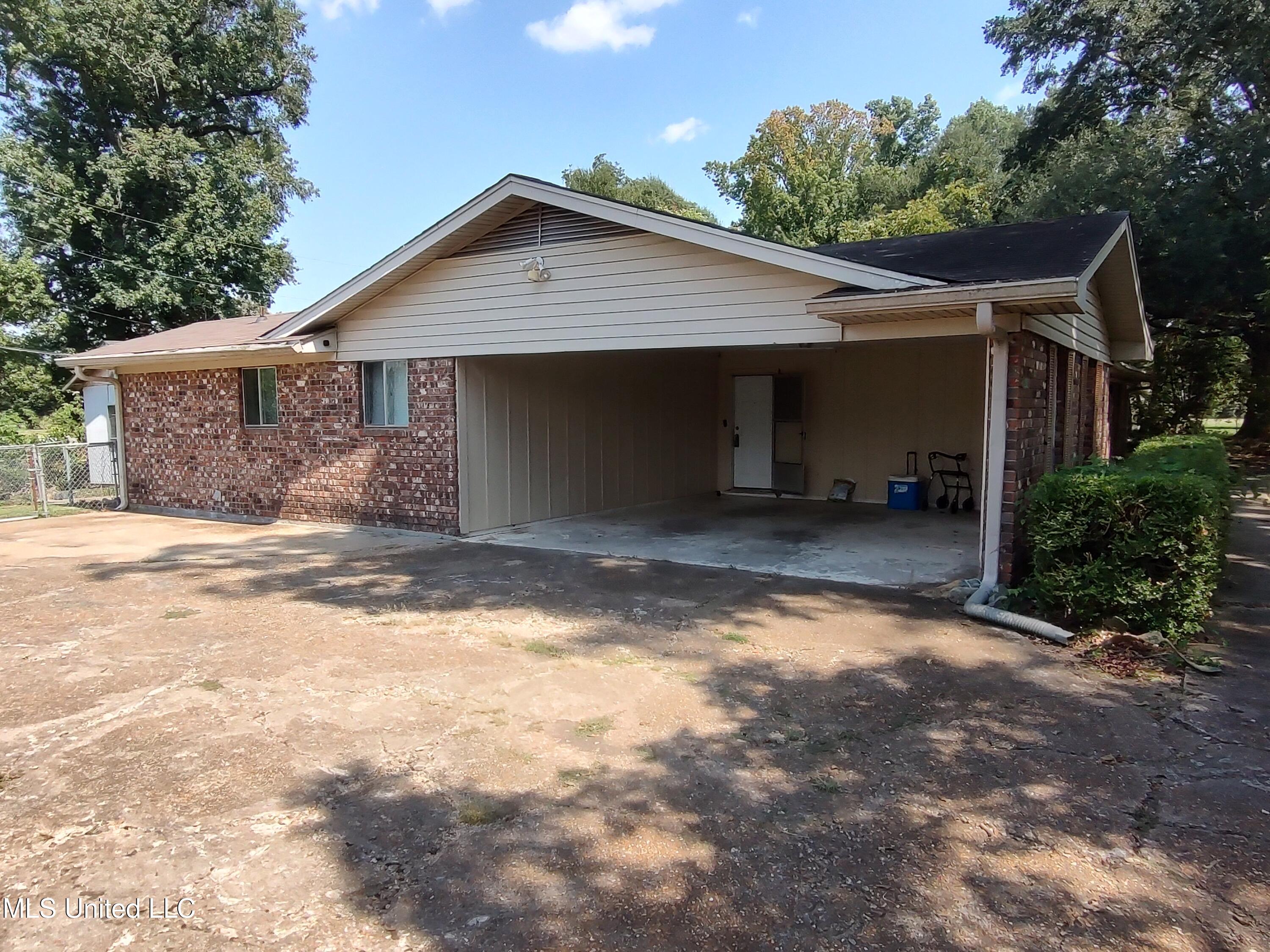 203 Lynwood Drive Property Photo 4