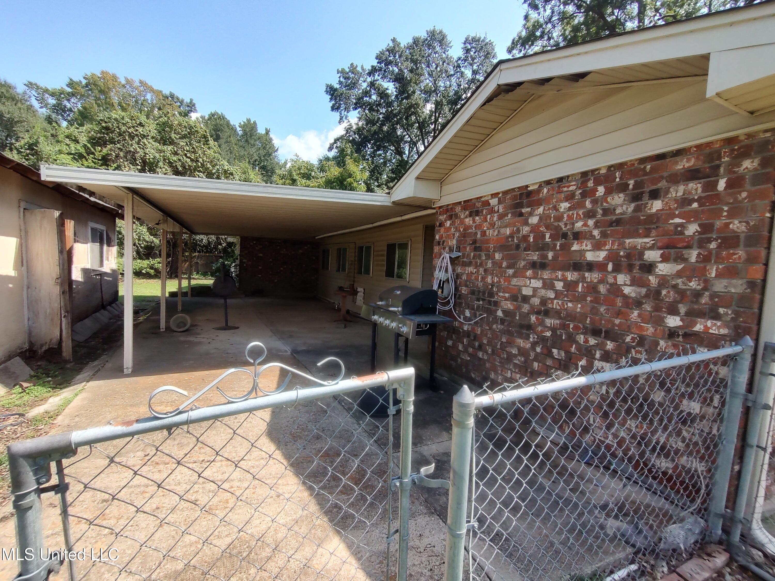 203 Lynwood Drive Property Photo 5