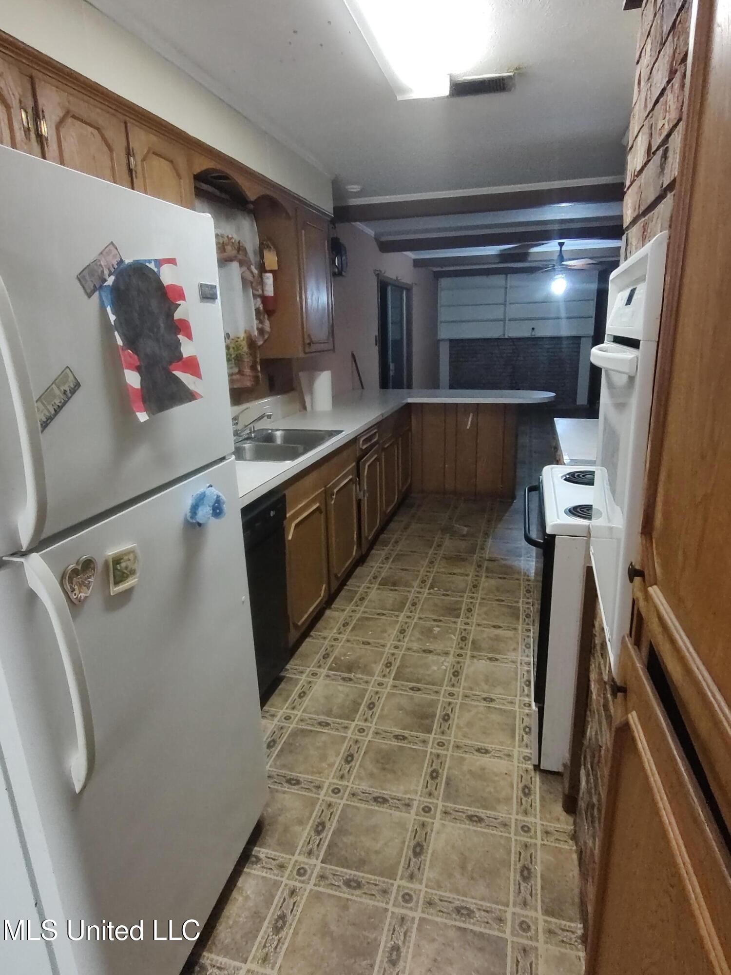 203 Lynwood Drive Property Photo 9