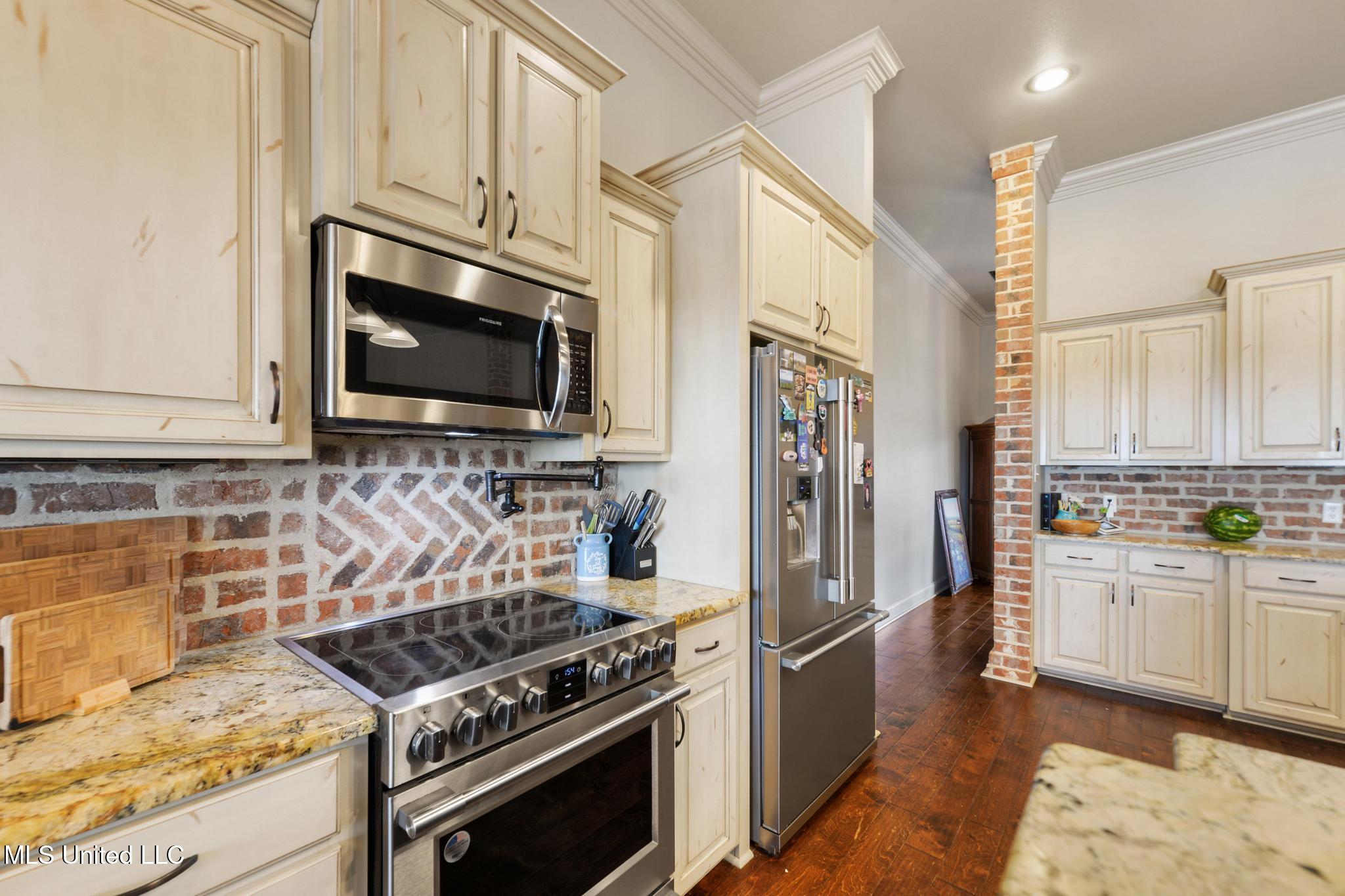 74 The Hills Drive Property Photo 16