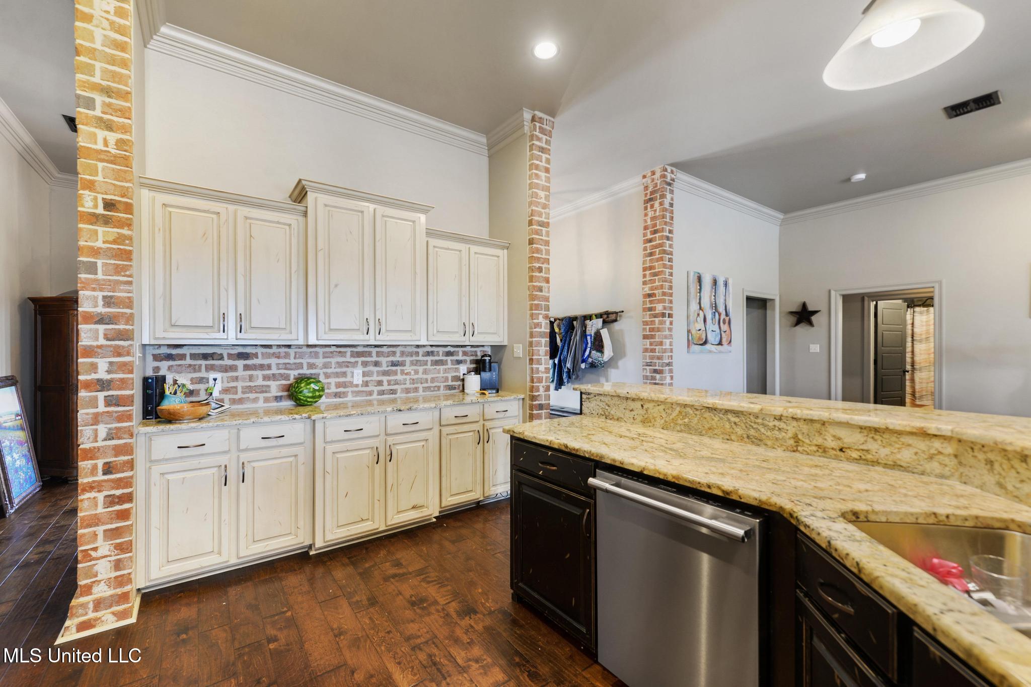 74 The Hills Drive Property Photo 17