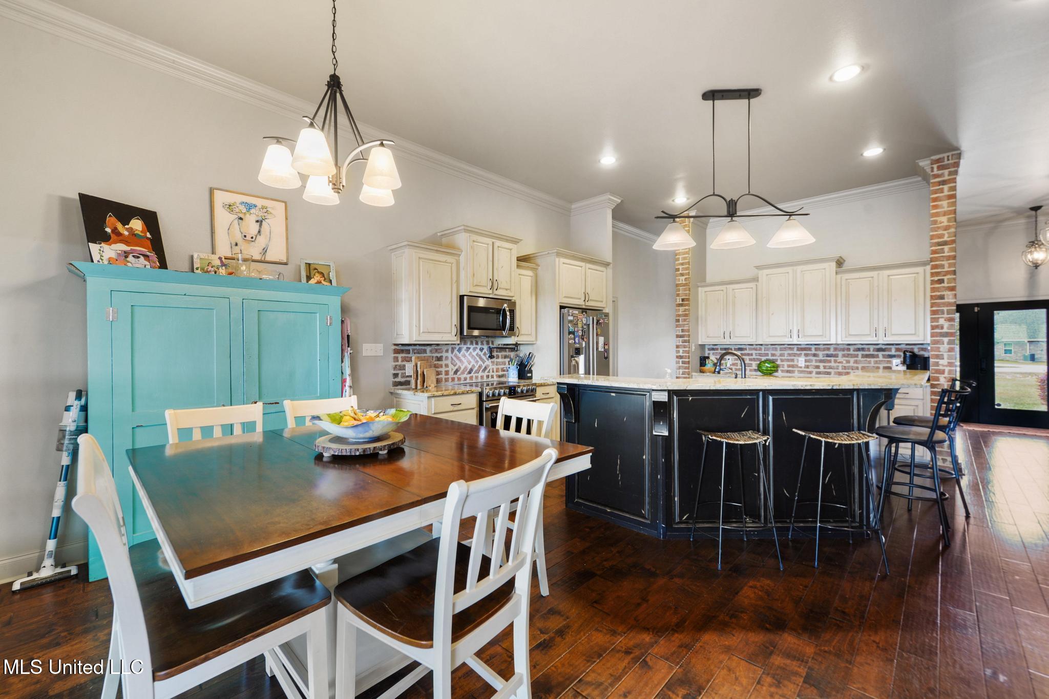 74 The Hills Drive Property Photo 19