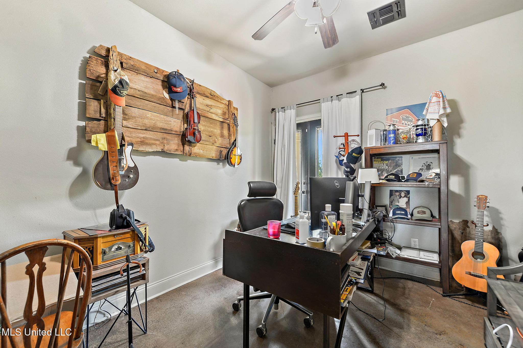 74 The Hills Drive Property Photo 31