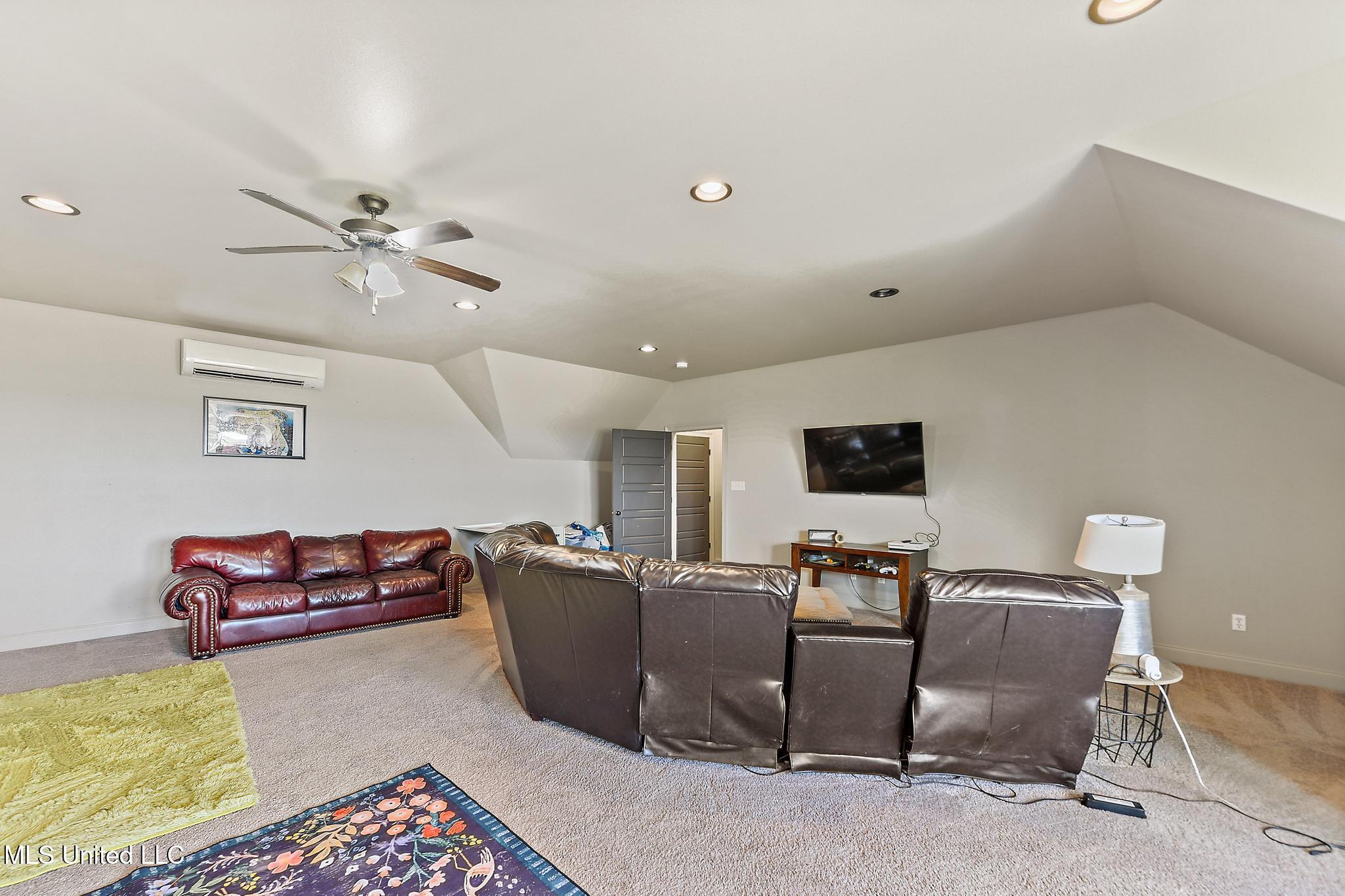 74 The Hills Drive Property Photo 35