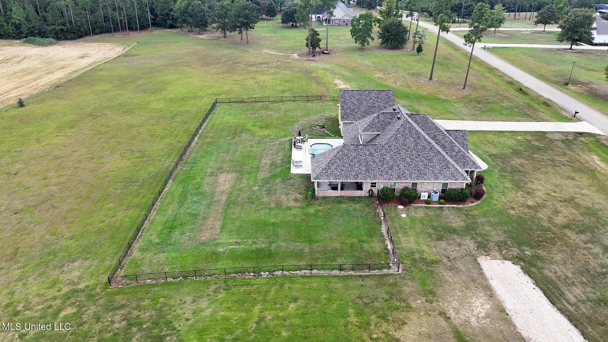 74 The Hills Drive Property Photo 53